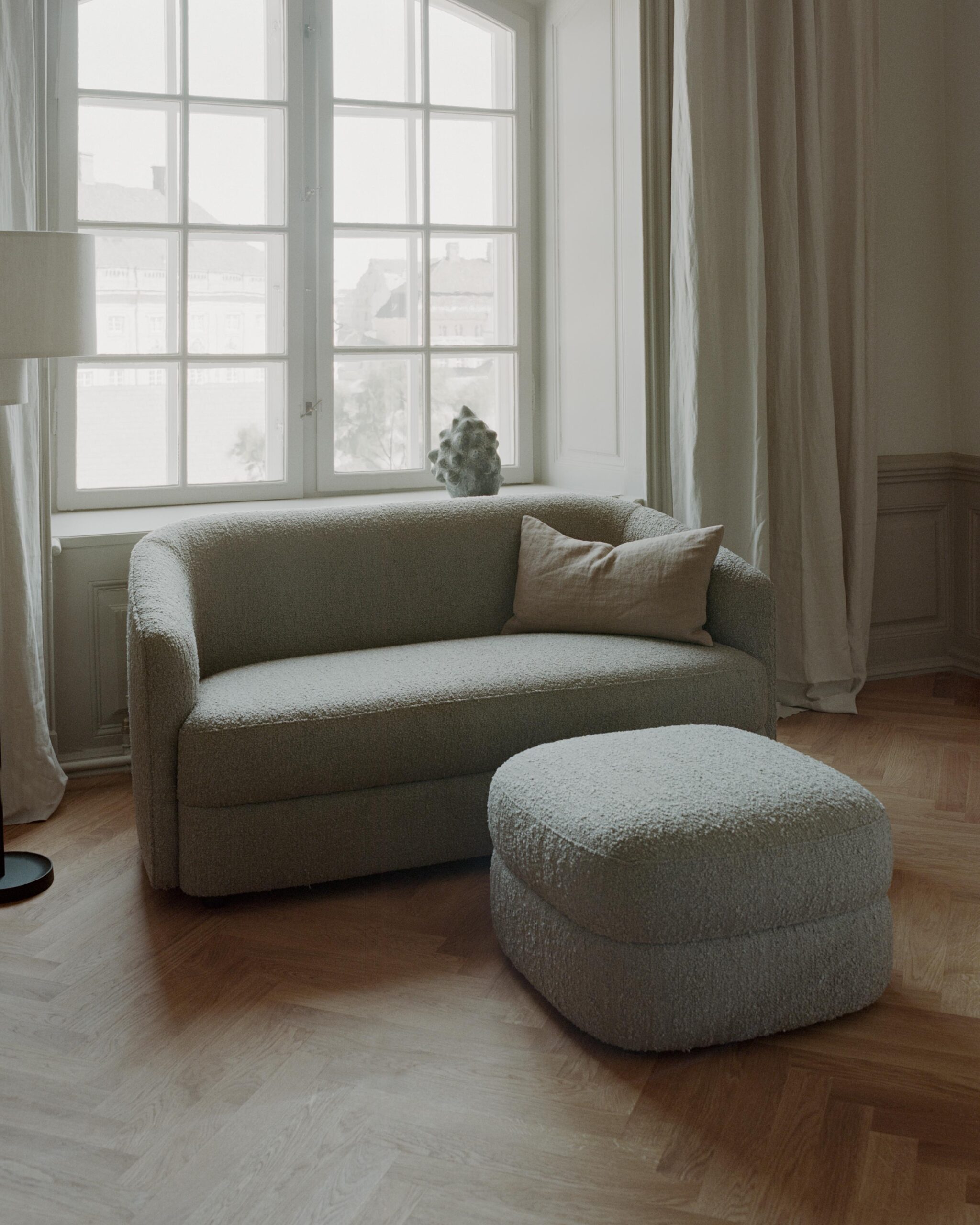 New-Works_Lifestyle_43710_Covent-Pouf-Small_Nevotex-Marlon-Taupe