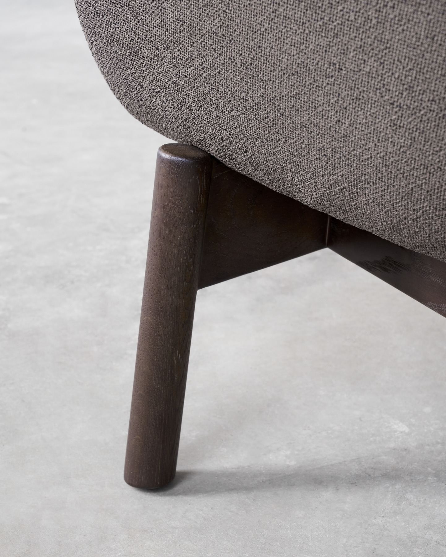 Wendelbo_Vista_Detail_Dark brown stained legs_Grain col. 61249_V2_300 dpi