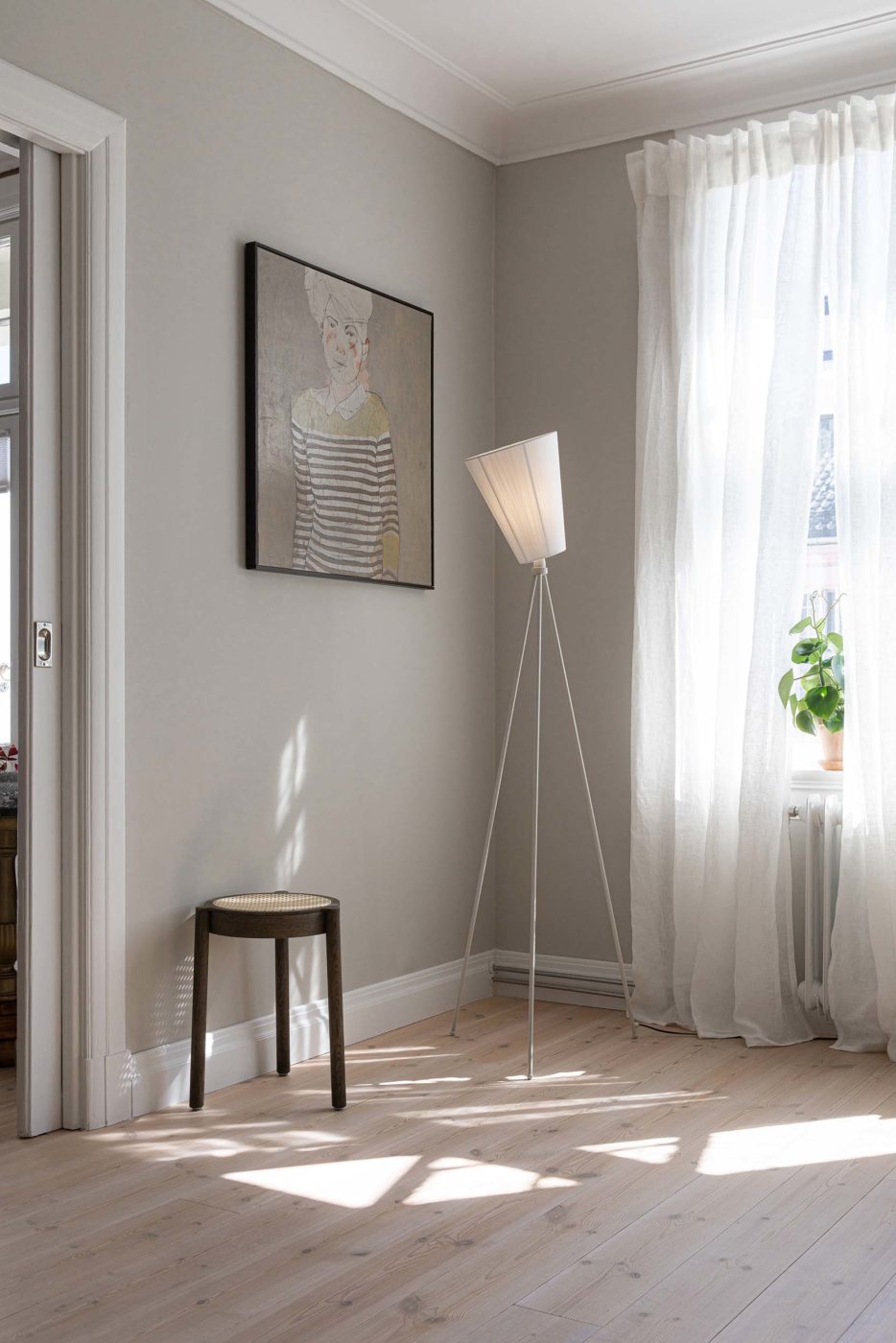 Oslo_Wood_lamp_white_white_corner_Northern_Photo_Anne_Andersen_Low-res-934x1400