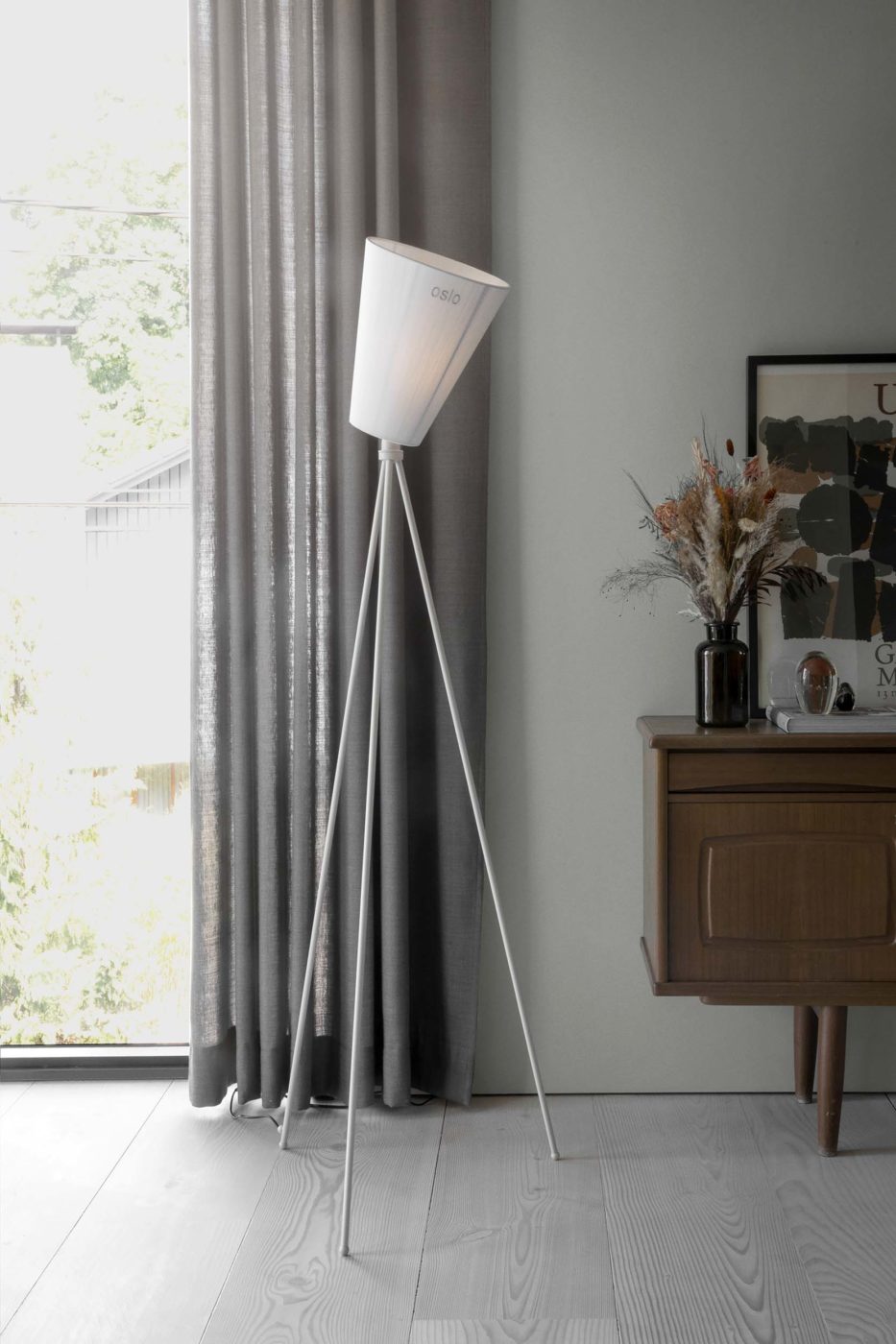 Oslo_Wood_lamp_white_white_livingroom_Northern_Photo_P_O_Solvberg_Low-res-933x1400