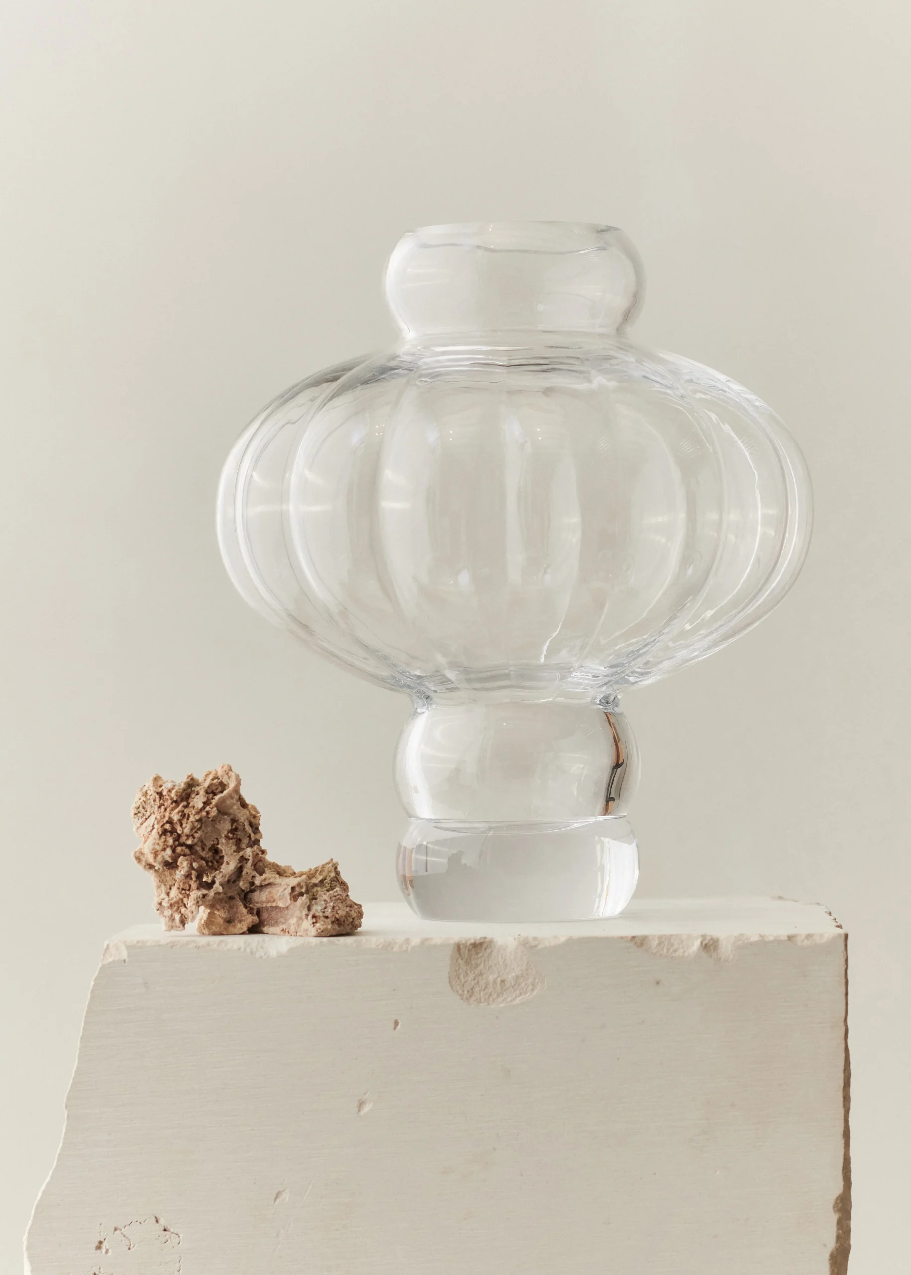 LOUISE-ROE-BALLOON-VASE-CLEAR-BRAND-05.jpg
