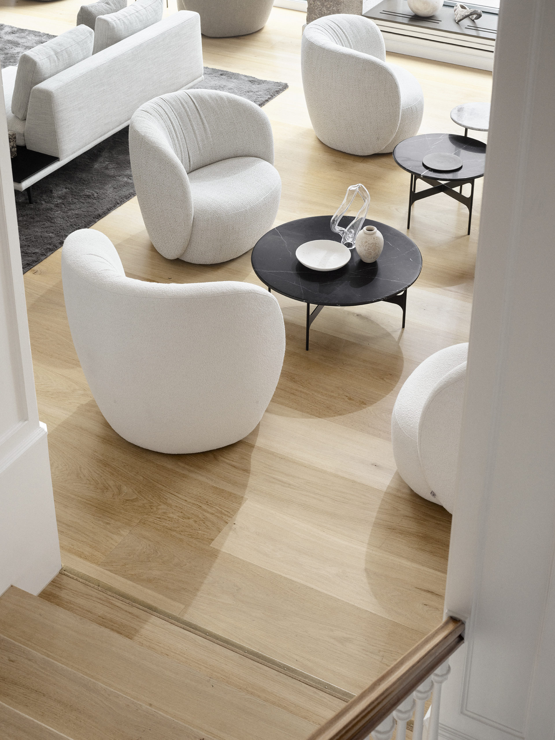 Ovata-Highback-Cuddle-2-_-Ovata-Large-Alma-2-_-Surface-Julie-4-_-Floema-Nero-Marquina-scaled