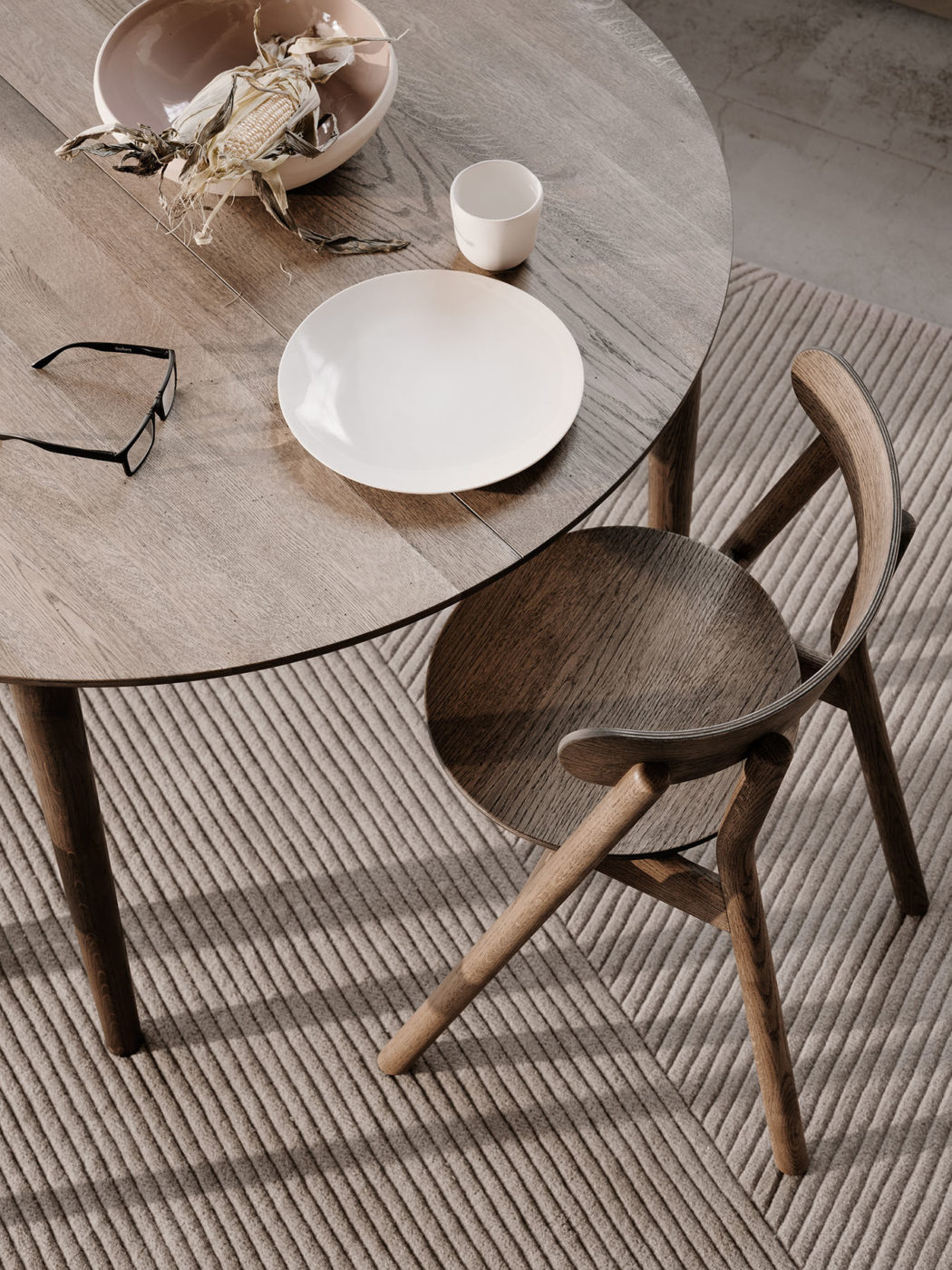 Expand_dining_table_120_smoked-oak_Detail_Northern_Ph_Einar_Aslaksen_Low-res-1050x1400