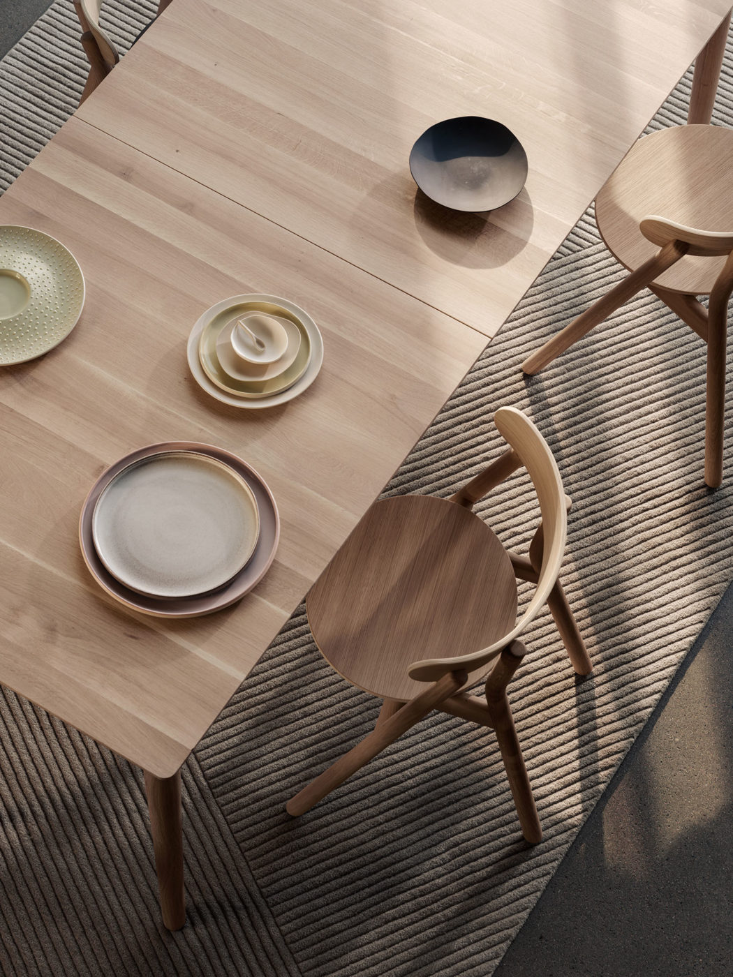 Expand_dining_table_200_light-oak_Top_Detail_Northern_Ph_Einar_Aslaksen_Low-res-1050x1400
