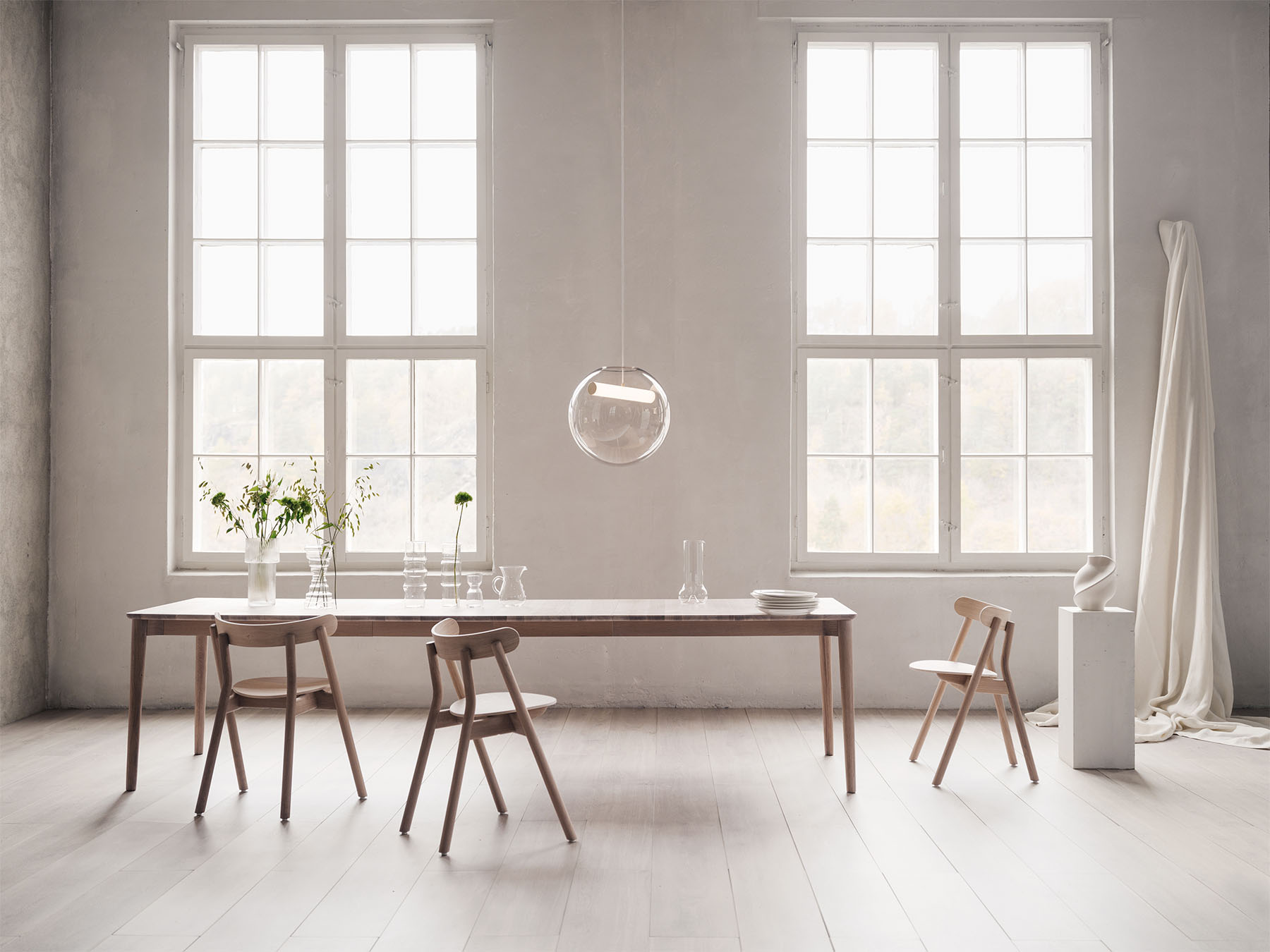 Expand_dining_table_300_light-oak_Landscape_Northern_Ph_Einar_Aslaksen_Low-res