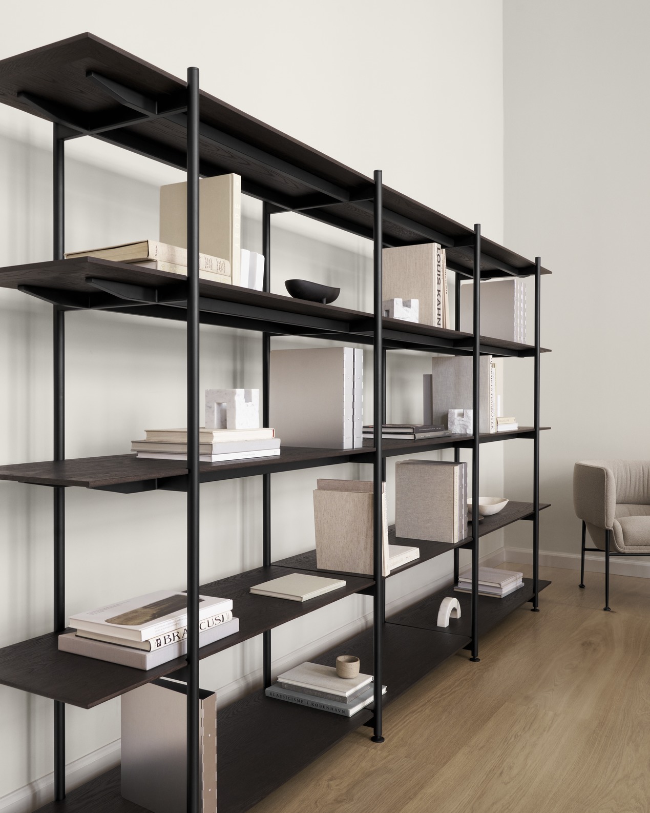 Wendelbo_Formal_Shelving_config._12,_Collar_Medium_chair_Grain_col._61253_300_dpi
