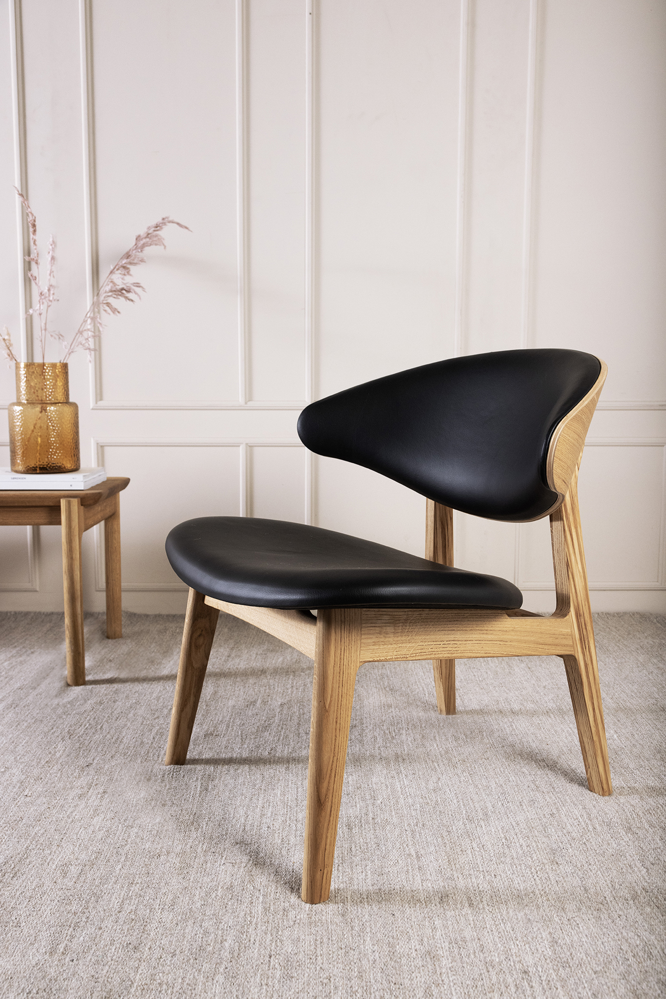KLC02S_RAM_shell_lounge_chair_C4_oak_NordicSpoorBlackFabric_001
