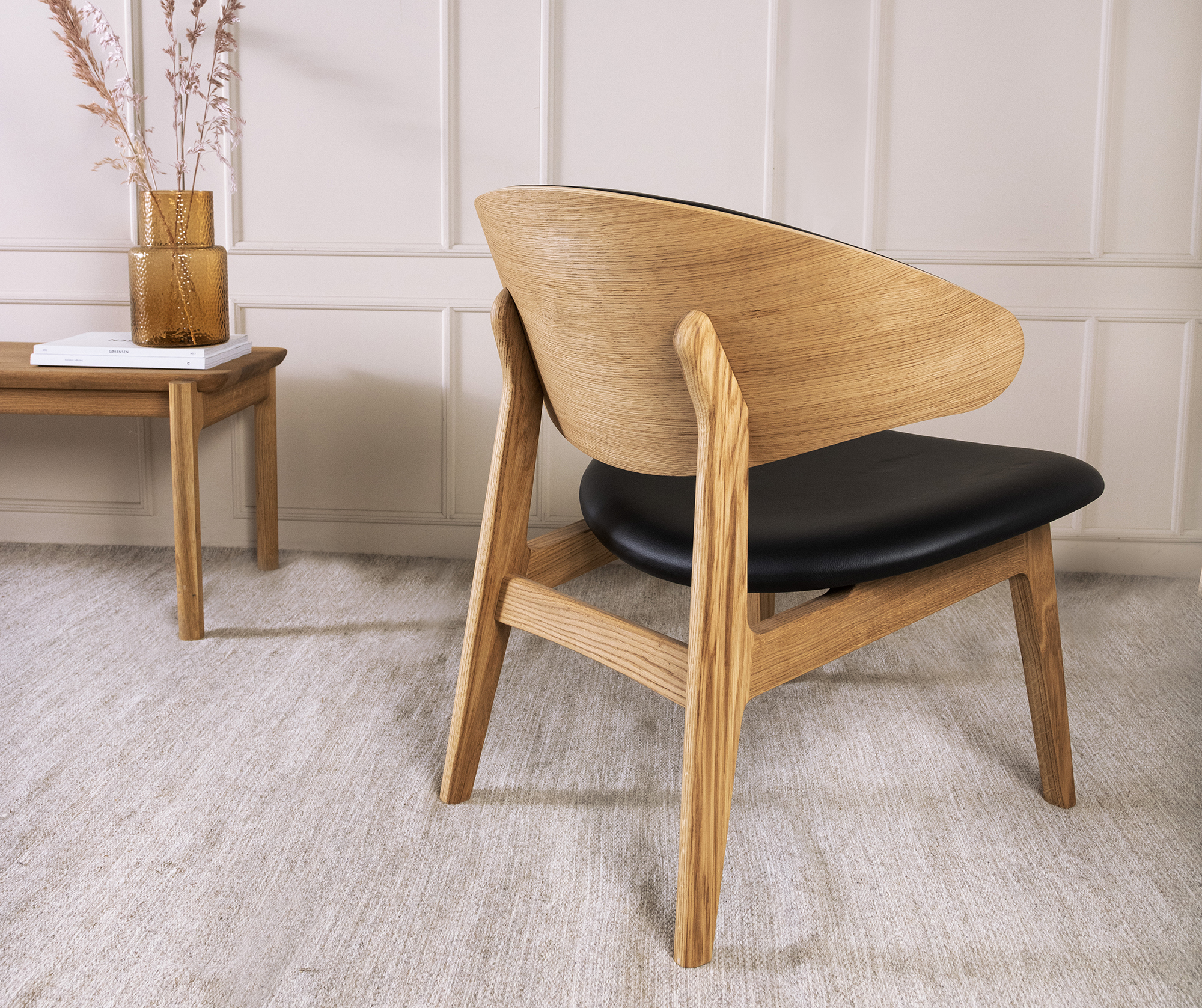 KLC02S_RAM_shell_lounge_chair_C4_oak_NordicSpoorBlackFabric_002