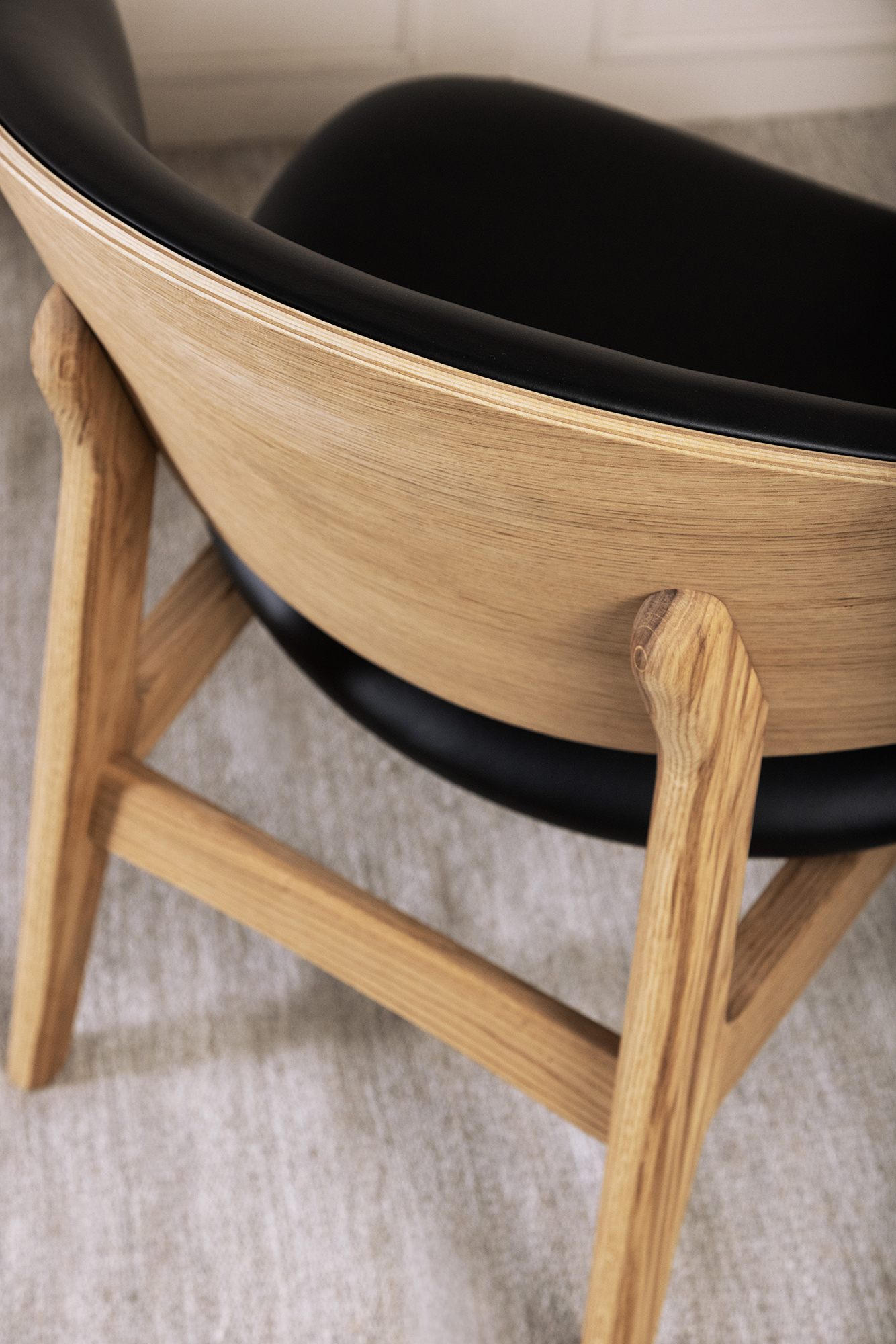 KLC02S_RAM_shell_lounge_chair_C4_oak_NordicSpoorBlackFabric_003