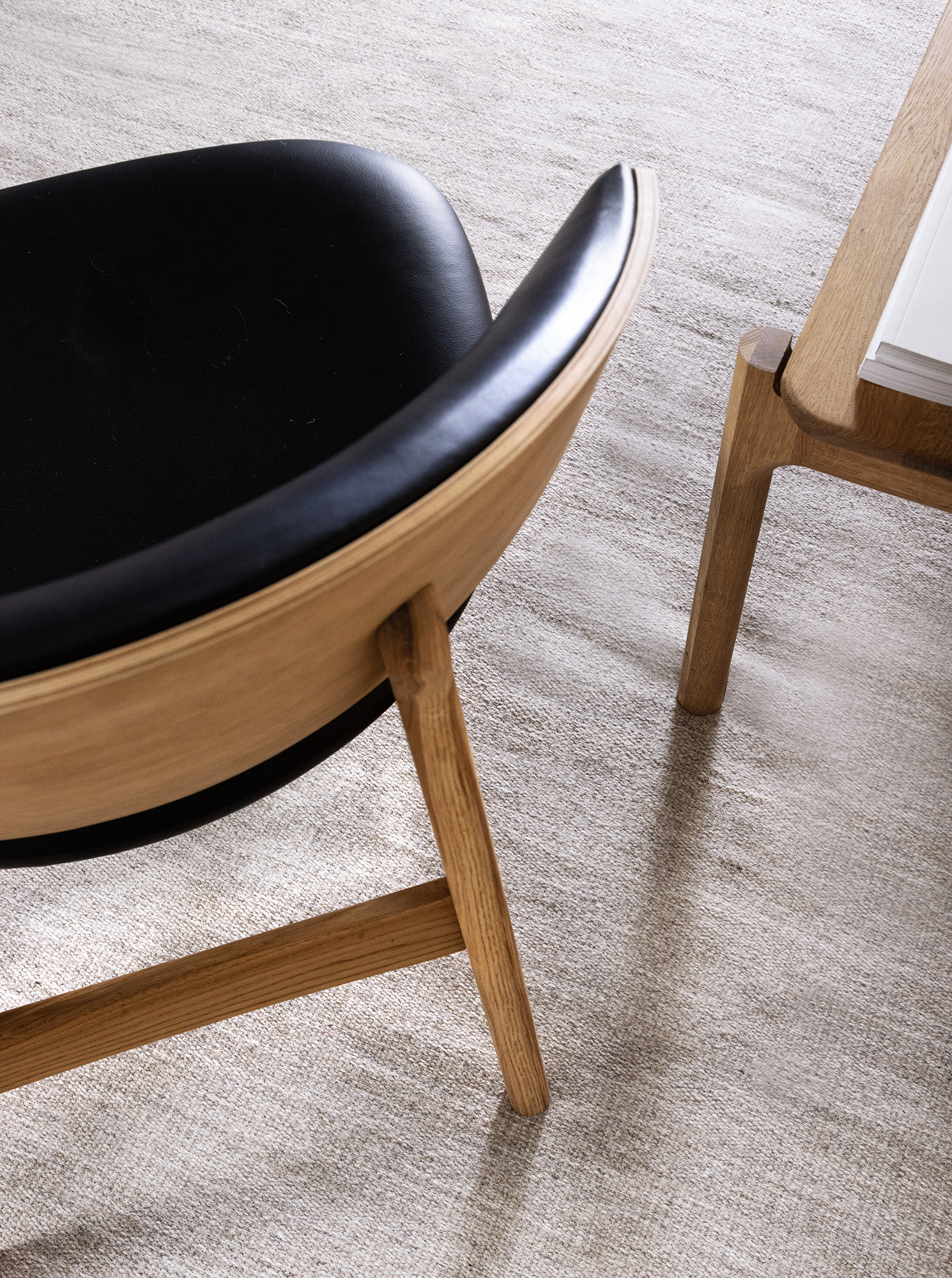 KLC02S_RAM_shell_lounge_chair_C4_oak_NordicSpoorBlackFabric_004