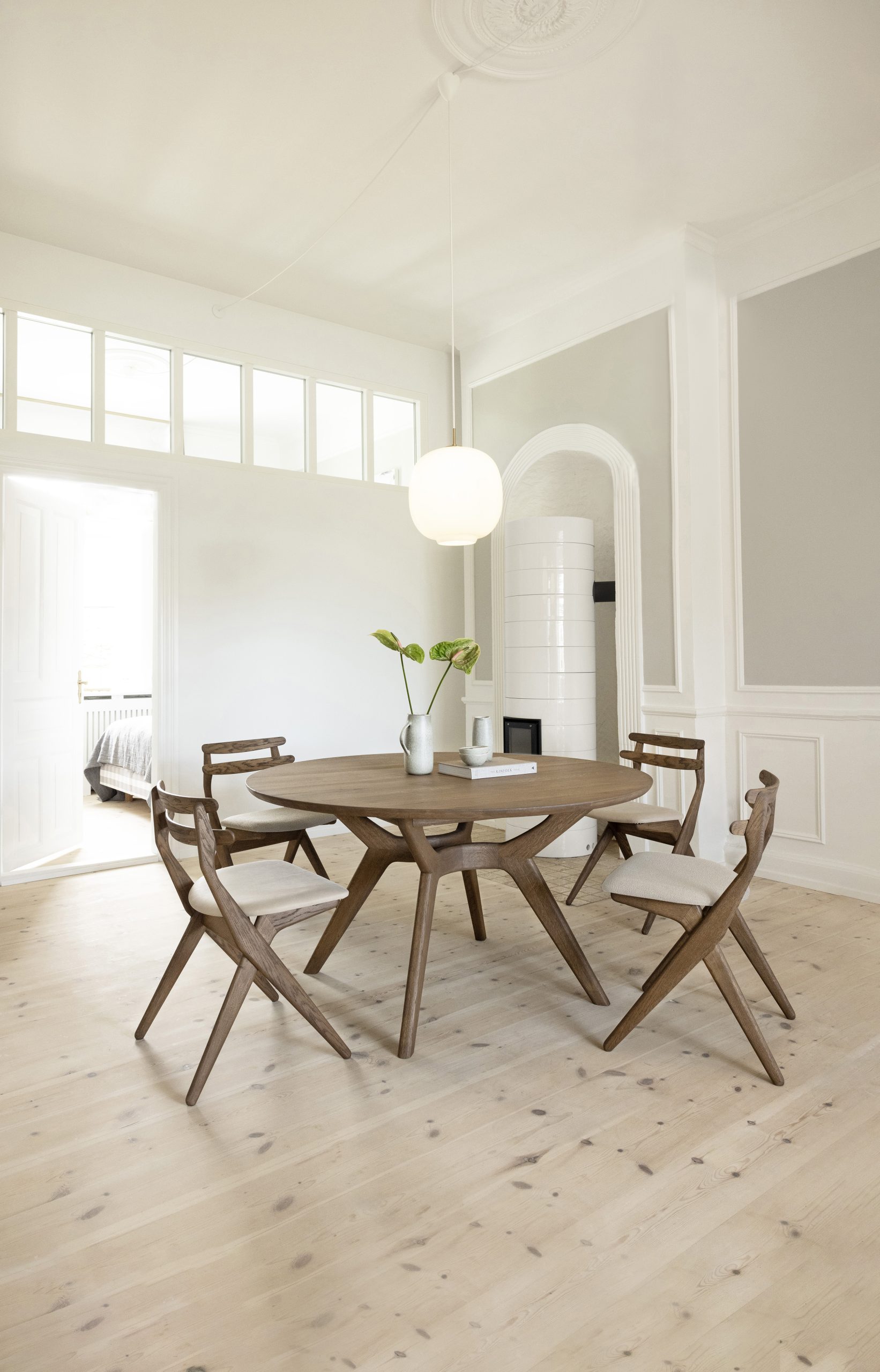 AMELIA_round_dining_table_oak_C12_SAKS_Terra-Lime_001 - redi