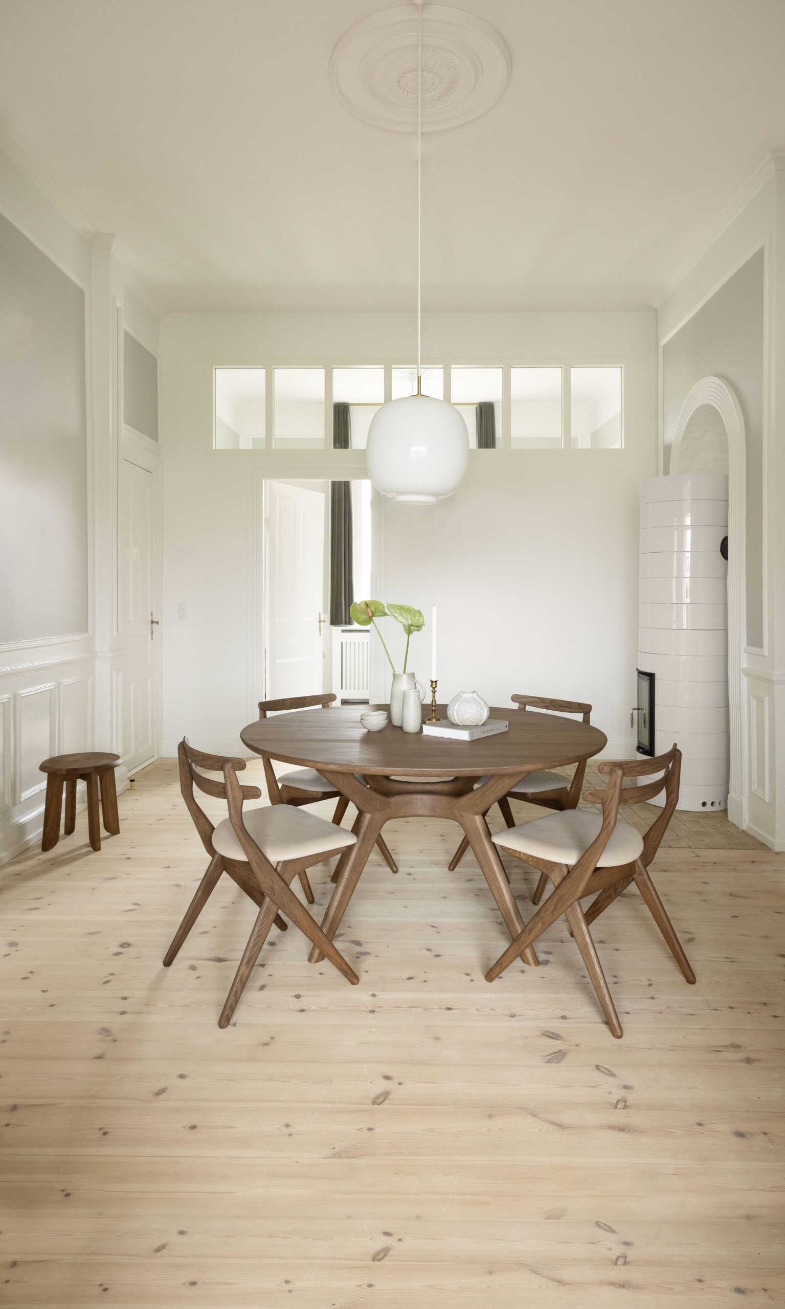 AMELIA_round_dining_table_oak_C20_SAKS_Terra-Lime_002