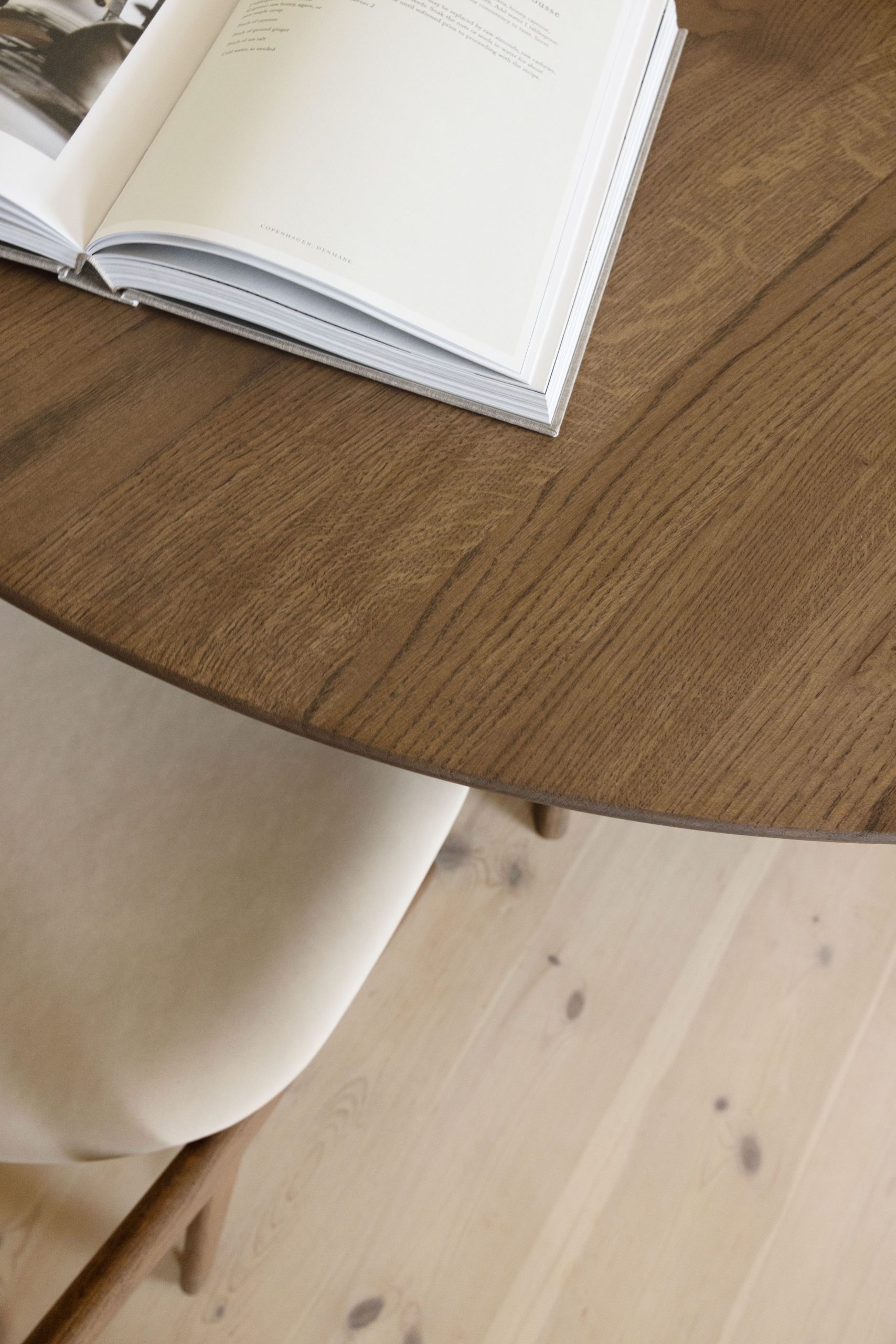 AMELIA_round_dining_table_oak_C20_SAKS_Terra-Lime_003