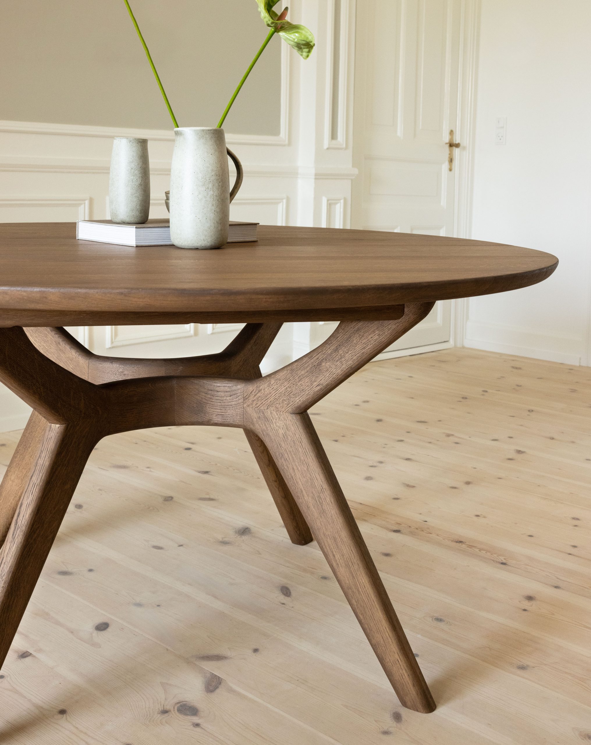 AMELIA_round_dining_table_oak_C20_SAKS_Terra-Lime_004