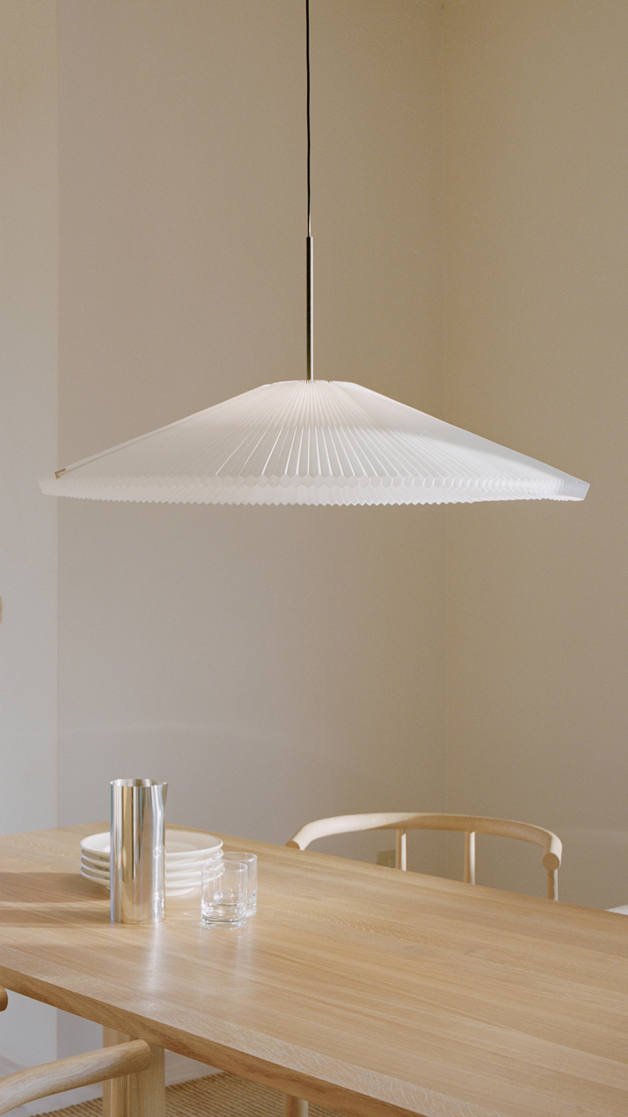 1080x1920_New-Works_Lifestyle_22210_Nebra-Pendant-Lamp-Large_4