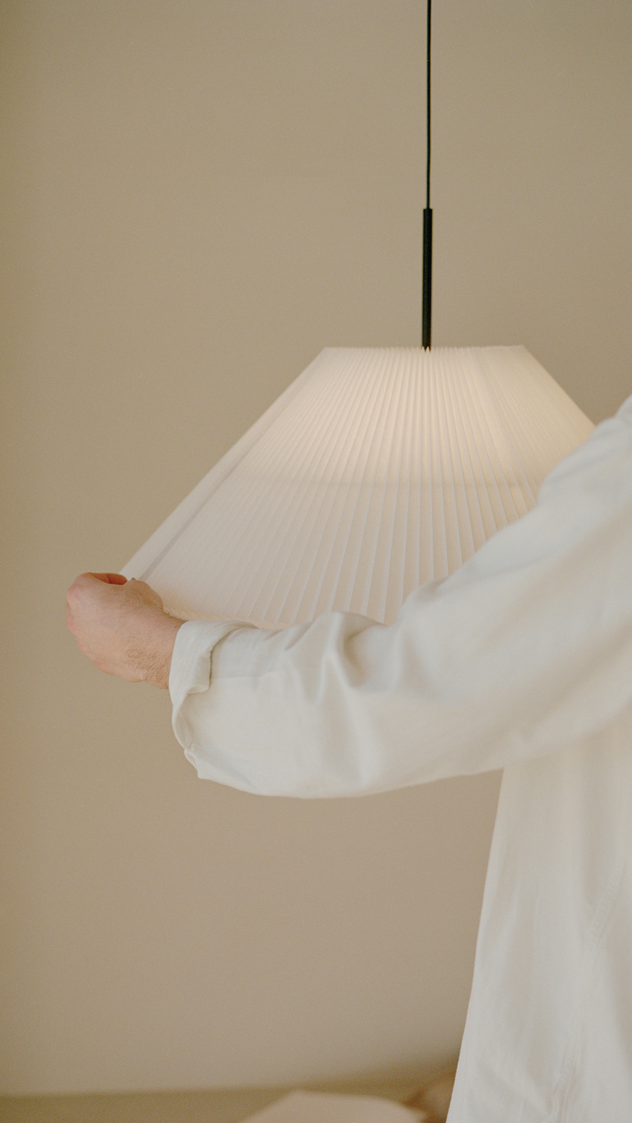 1080x1920_New-Works_Lifestyle_22220_Nebra-Pendant-Lamp-Small_1