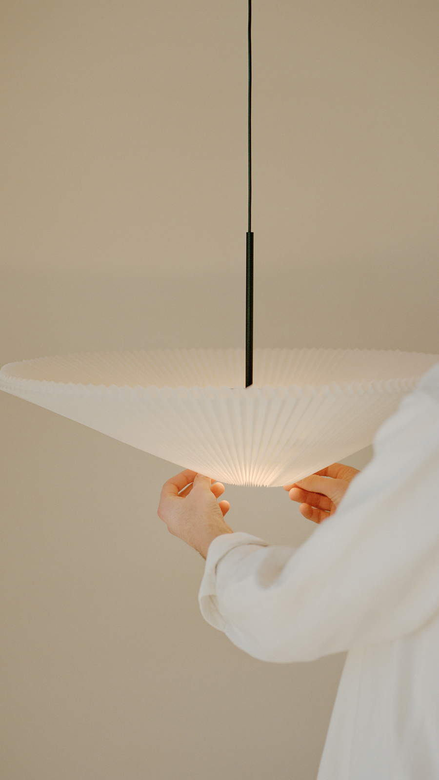 1080x1920_New-Works_Lifestyle_22220_Nebra-Pendant-Lamp-Small_2