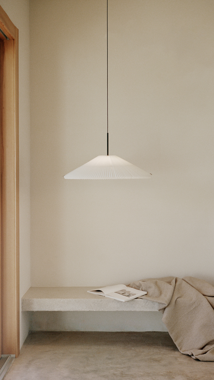 1080x1920_New-Works_Lifestyle_22220_Nebra-Pendant-Lamp-Small_5