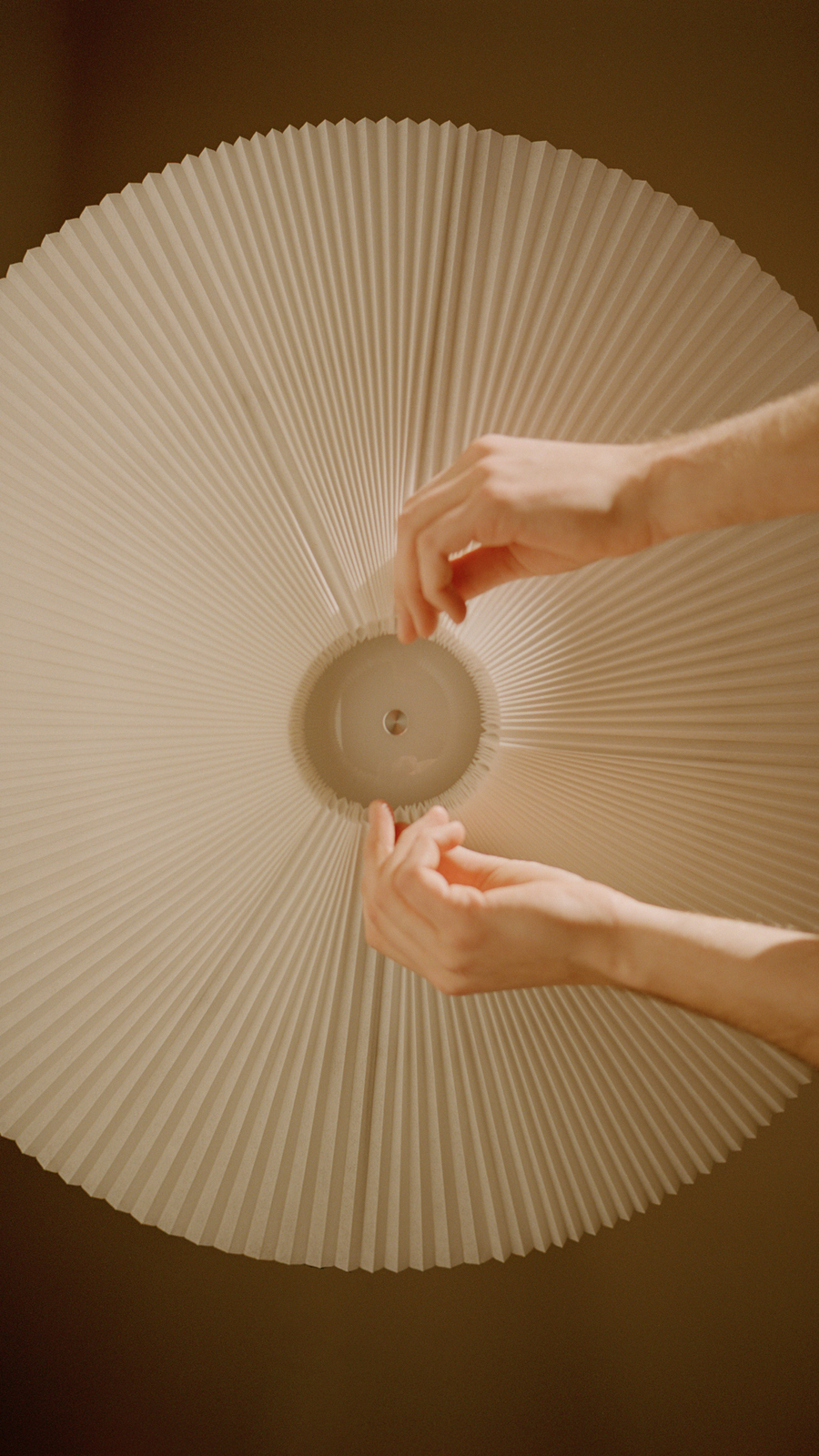 1080x1920_New-Works_Lifestyle_22220_Nebra-Pendant-Lamp-Small_6