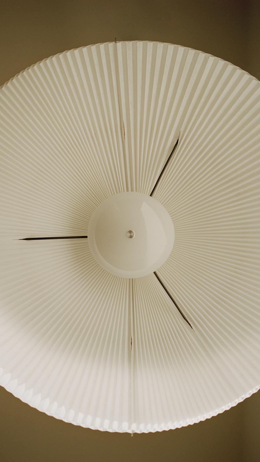 1080x1920_New-Works_Lifestyle_22220_Nebra-Pendant-Lamp-Small_7