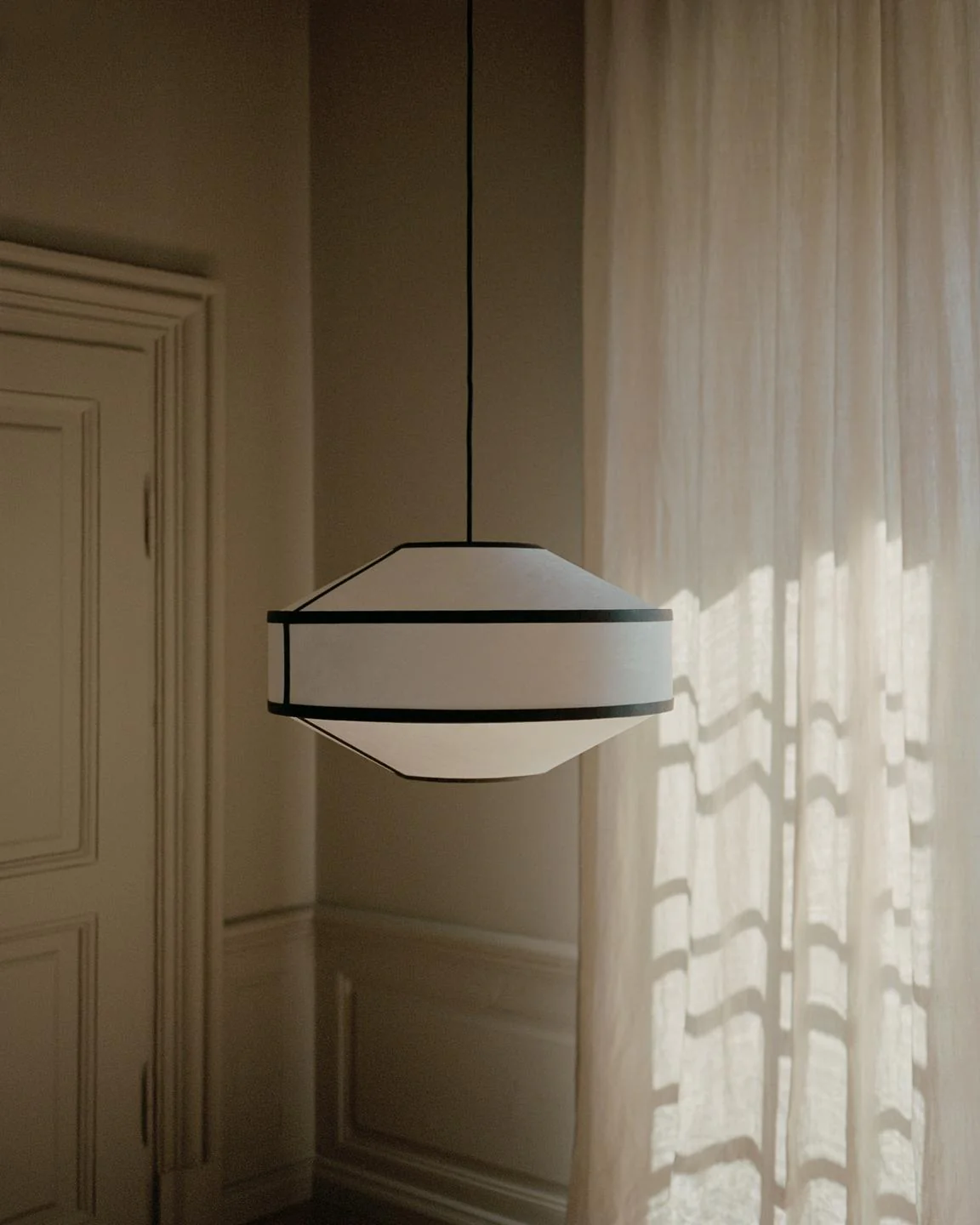 New-Works_Lifestyle_23110_Kite-Pendant-Lamp-55-White-Black_3_1200x.jpg