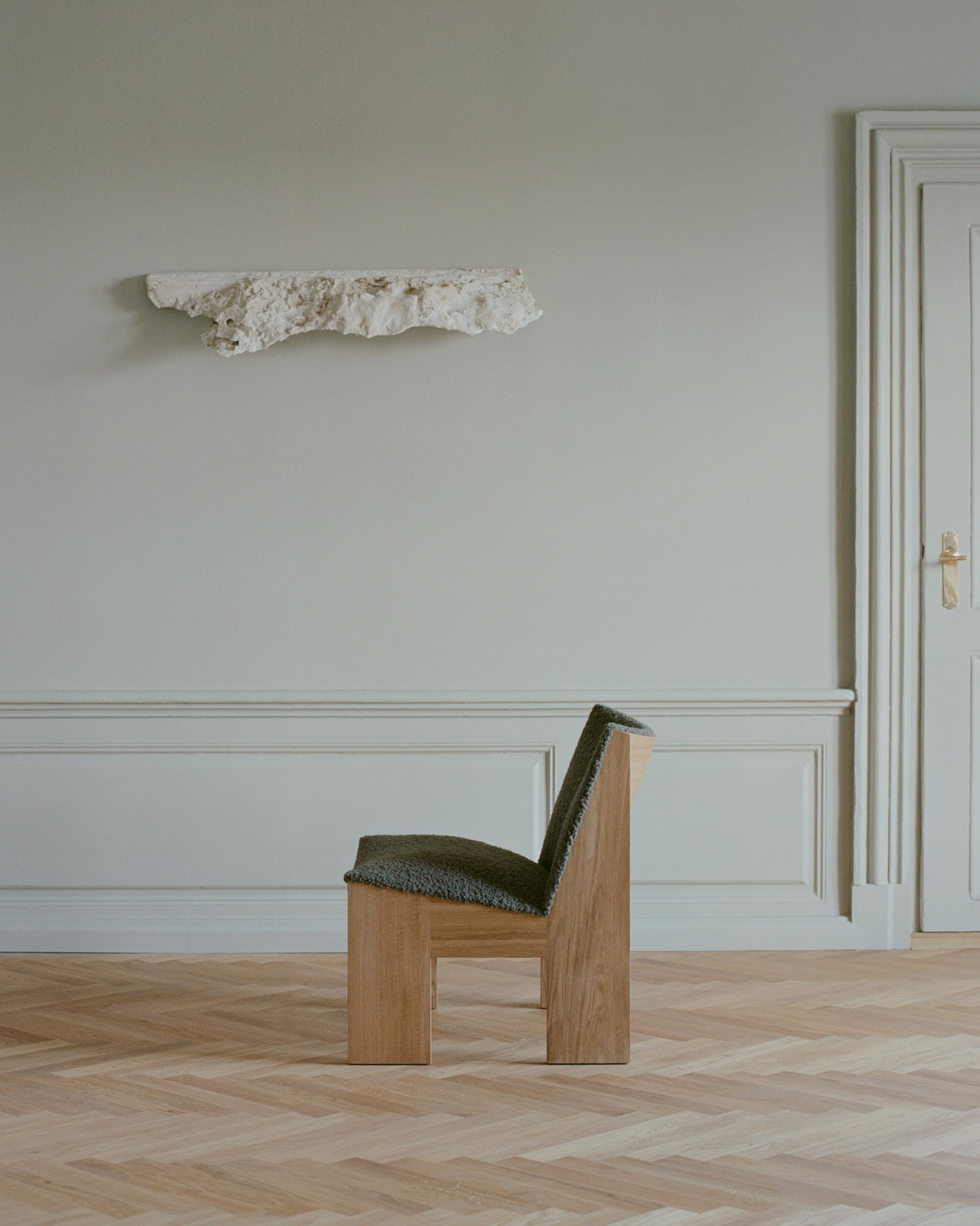 New-Works_Lifestyle_43010ZIDR004_Tenon-Lounge-Chair-Oak-Zinc-Drake-Mocha_4_Crop