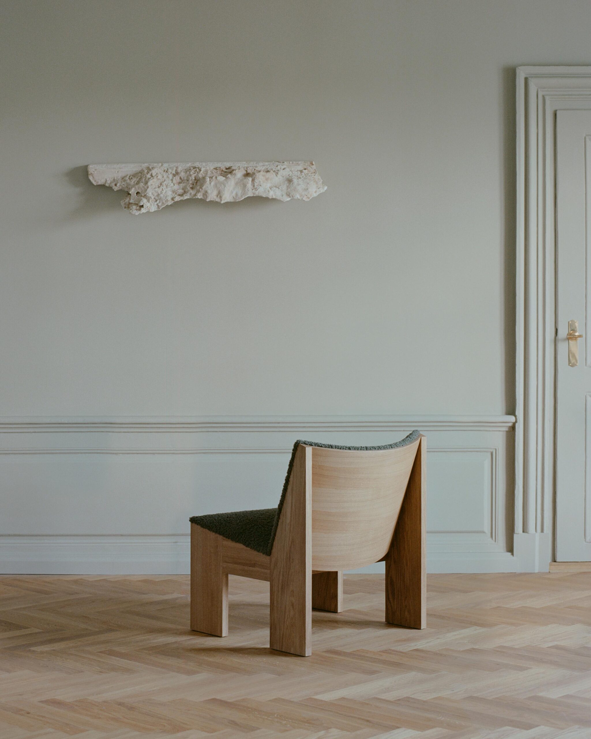 New-Works_Lifestyle_43010ZIDR004_Tenon-Lounge-Chair-Oak-Zinc-Drake-Mocha_5_Crop