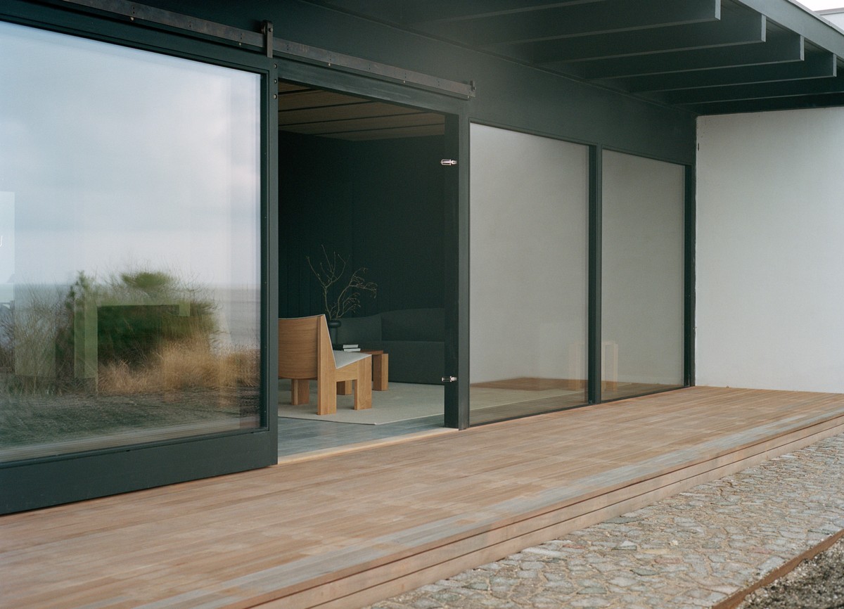 New-Works_Lifestyle_43011_Tenon-Lounge-Chair_Fumed-Oak_Zinc-Drake-Spacedust_1