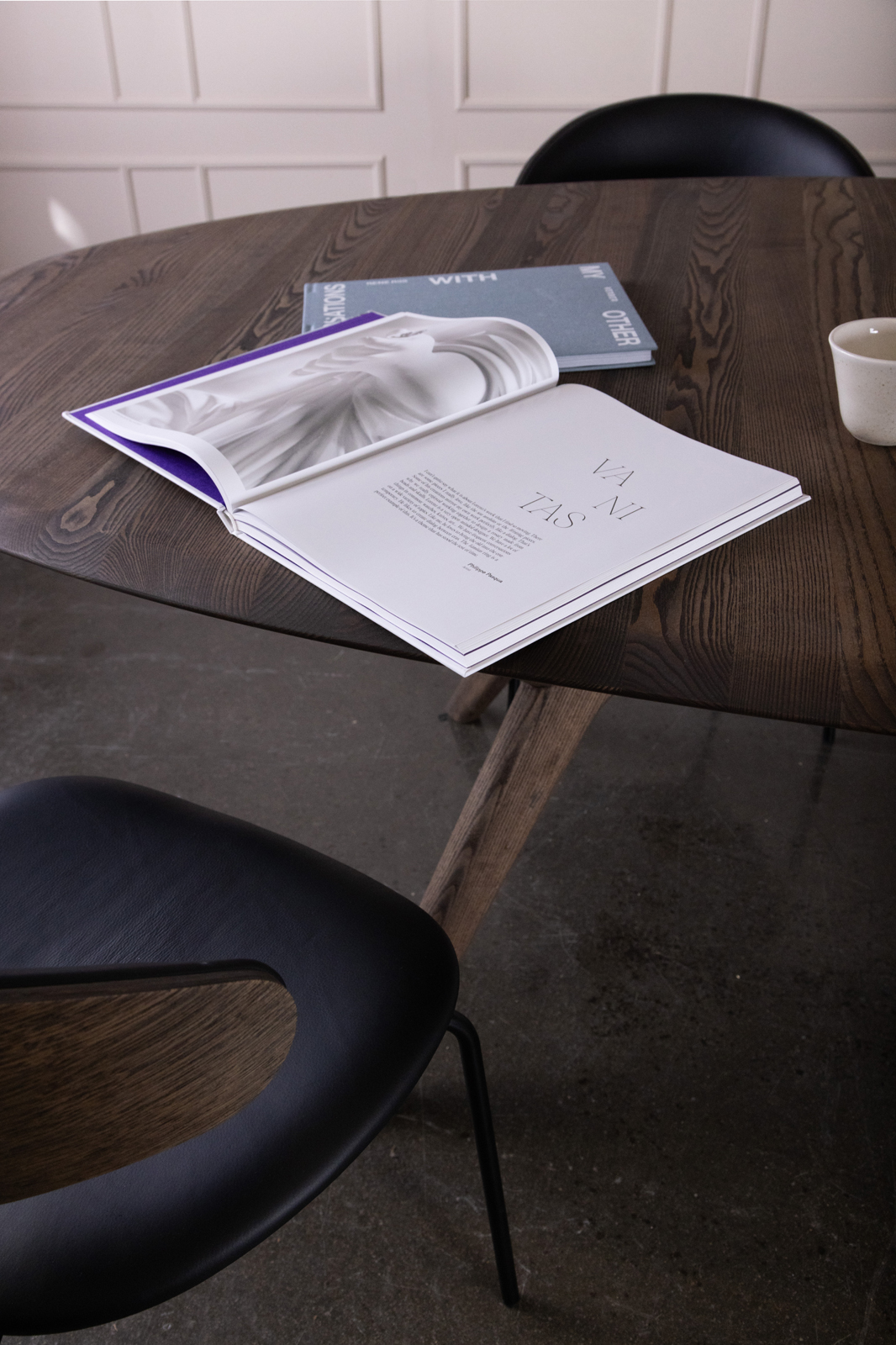 AMILIA_Oval_Dining_table_C11_Ask_220x120_RAM_steel_comfort_shell_C11_Eg_Læder_black_06