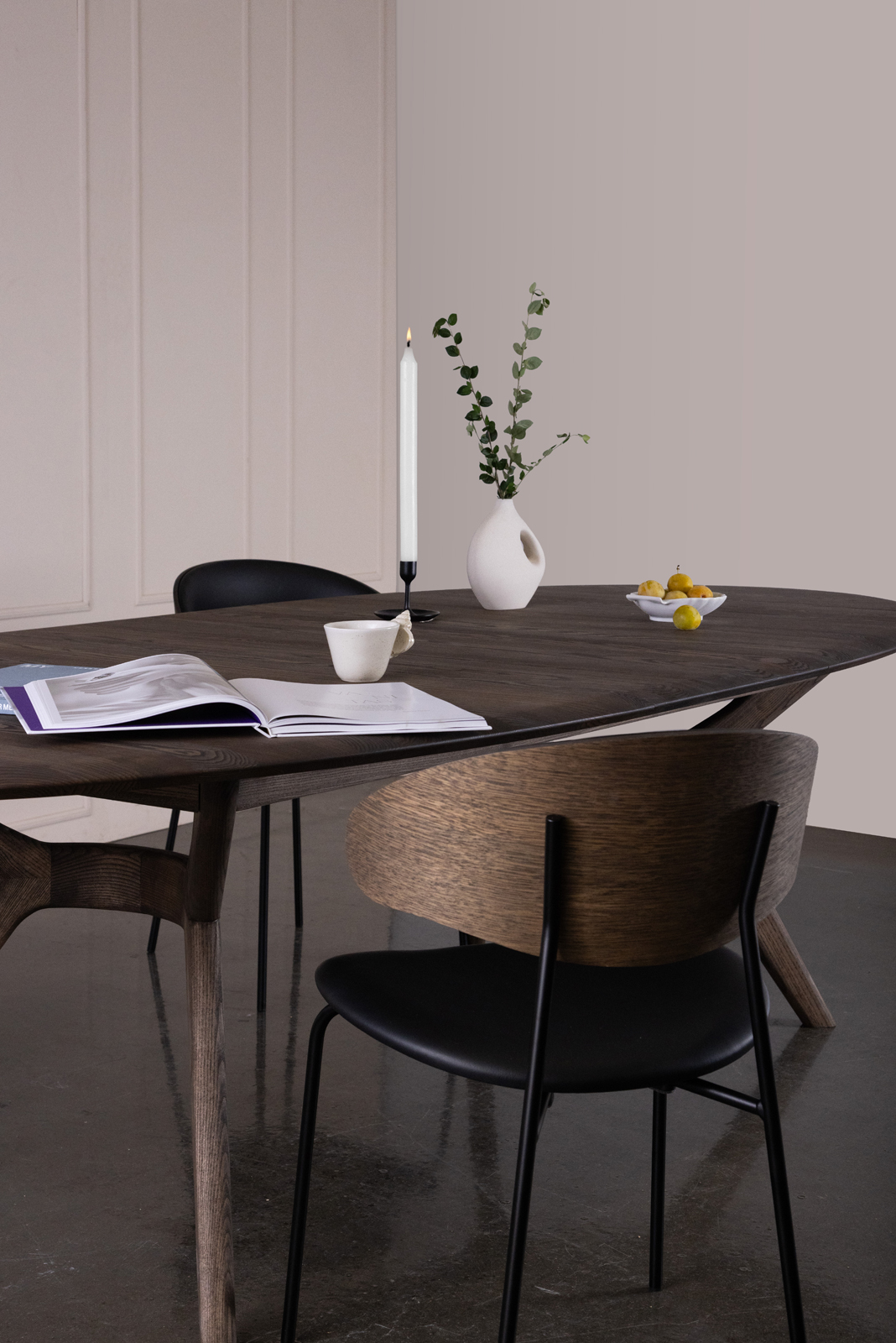 AMILIA_Oval_Dining_table_C11_Ask_220x120_RAM_steel_comfort_shell_C11_Eg_Læder_black_11