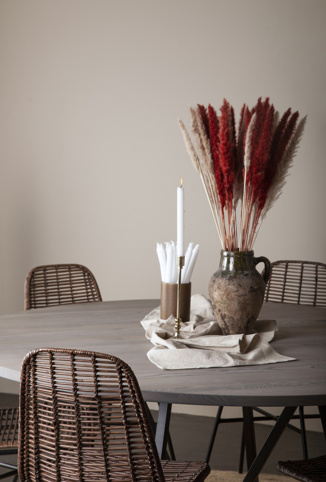 K&K_ZET__round_dining_table_3x3cm_angled_legs_002