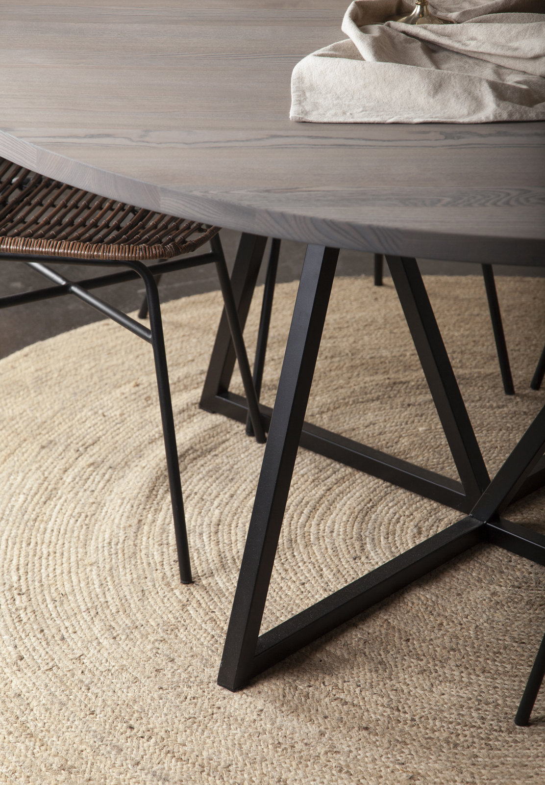 K&K_ZET__round_dining_table_3x3cm_angled_legs_003