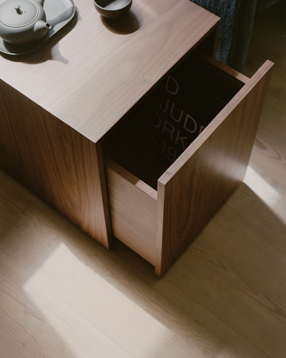 newworks_lifestyle_40931_walnut_mass_side_table_drawer