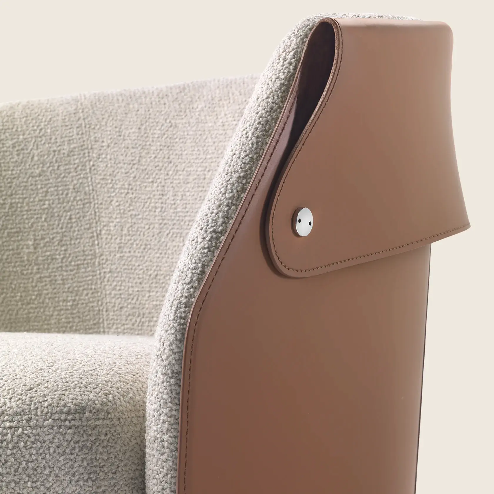 02C221_OZZY_ARMCHAIR_DET_01_Q