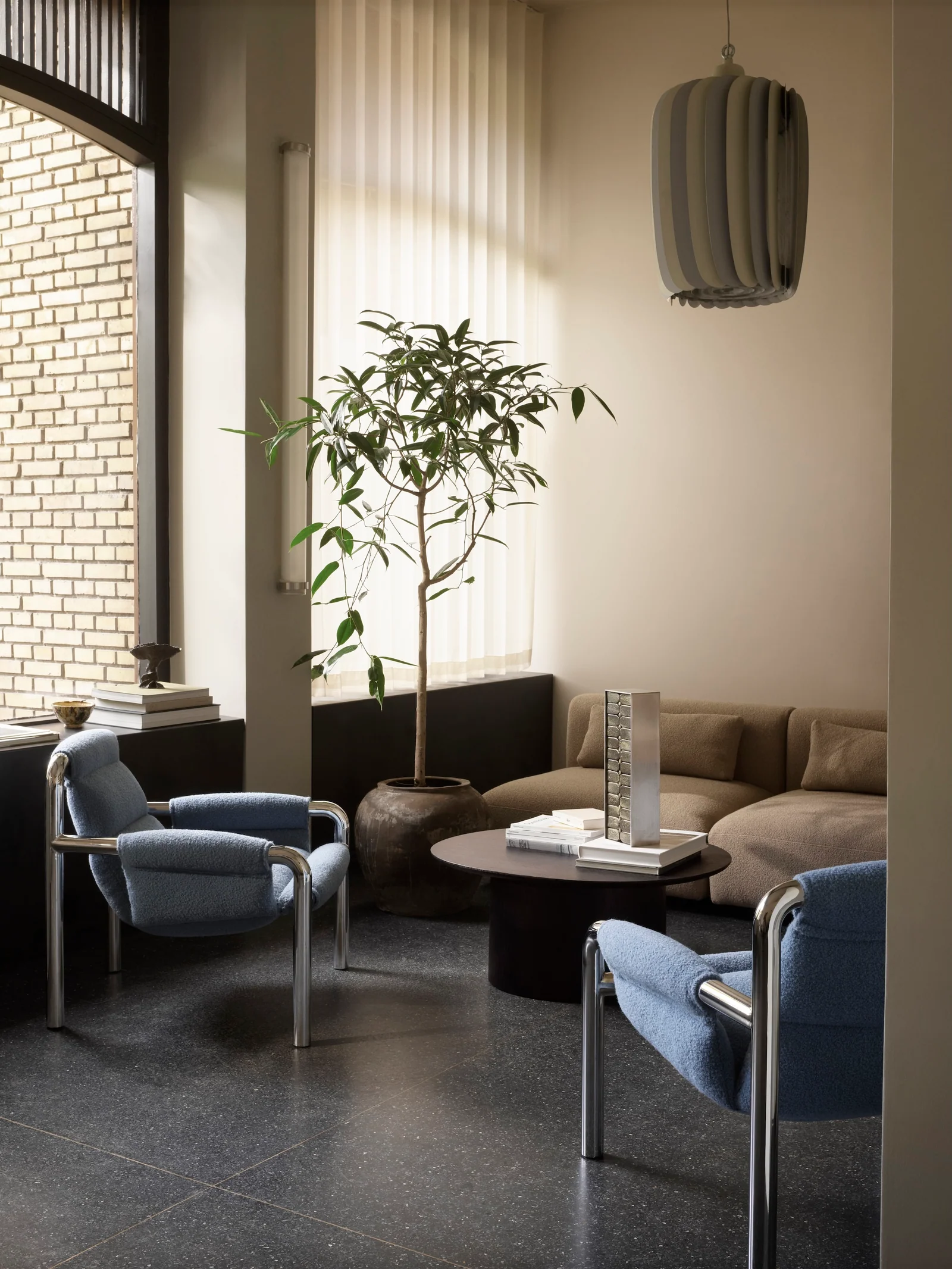 Wendelbo_Lifestyle_Atli_lounge_chair_Baru_col._0740_Kin_coffee_table_Black_stained_oak_Boketto_sofa_Cuddle_col._04_web.jpg