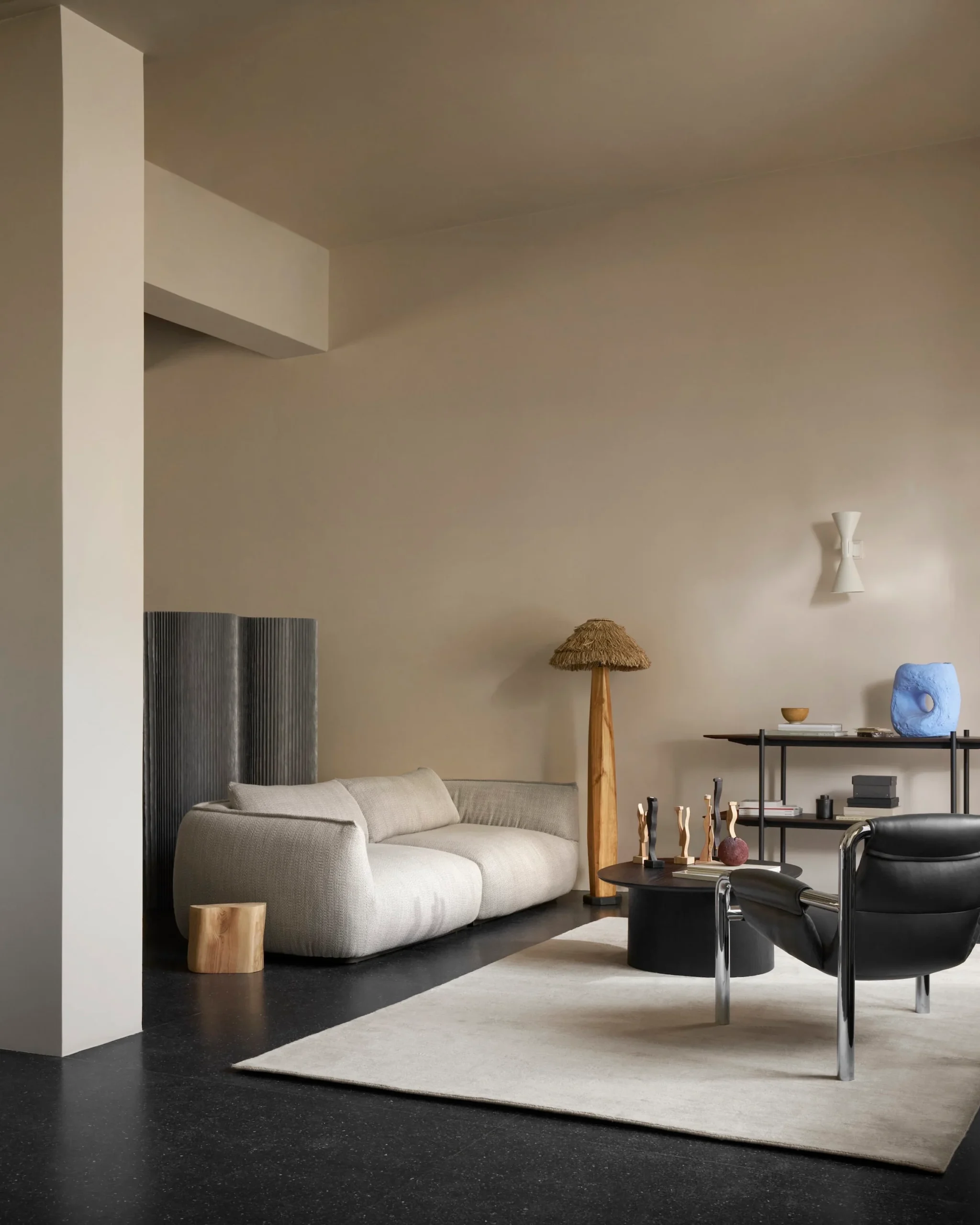 Wendelbo_Lifestyle_Ridge_2-seater_Turn_col._02_Atli_lounge_chair_Parma_col._Graphite_Kin_coffee_table_Black_stained_oak_Formal_shelving_Raya_rug_web.jpg