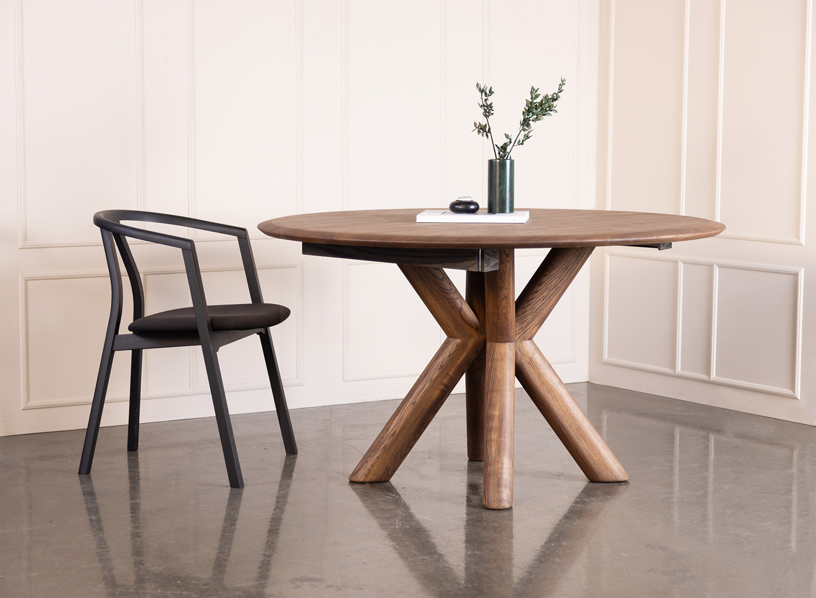 MUHLE_dining_table_Ø130_ash_C12_012