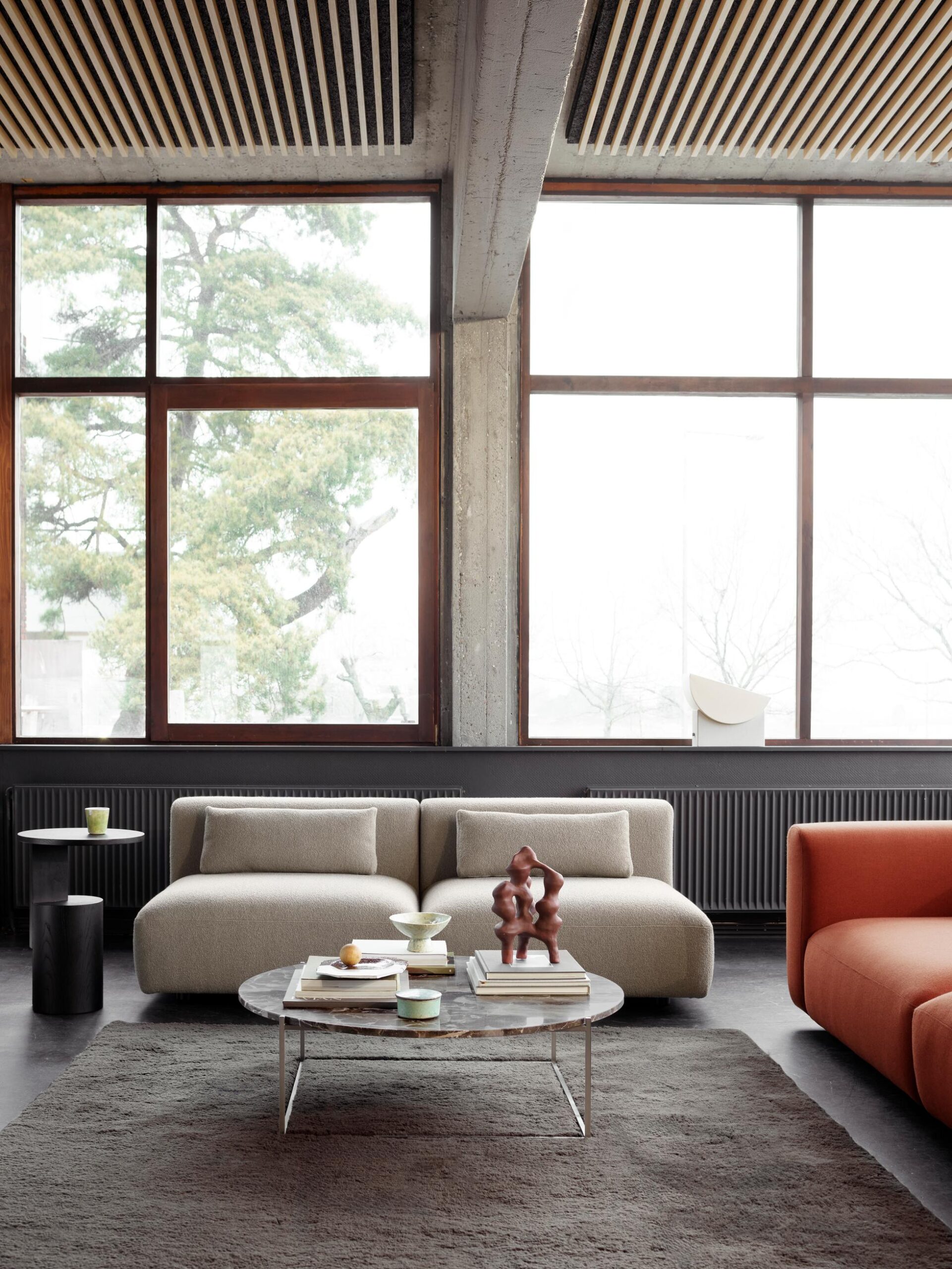 Wendelbo_ Boketto mod. 8 + 8_Cuddle col. 4_Boketto mod. 3 + 10_Umber col. 63129_Circle Coffee Table_Elba col. Taupe_Wedge Side Table High_black_300 dpi