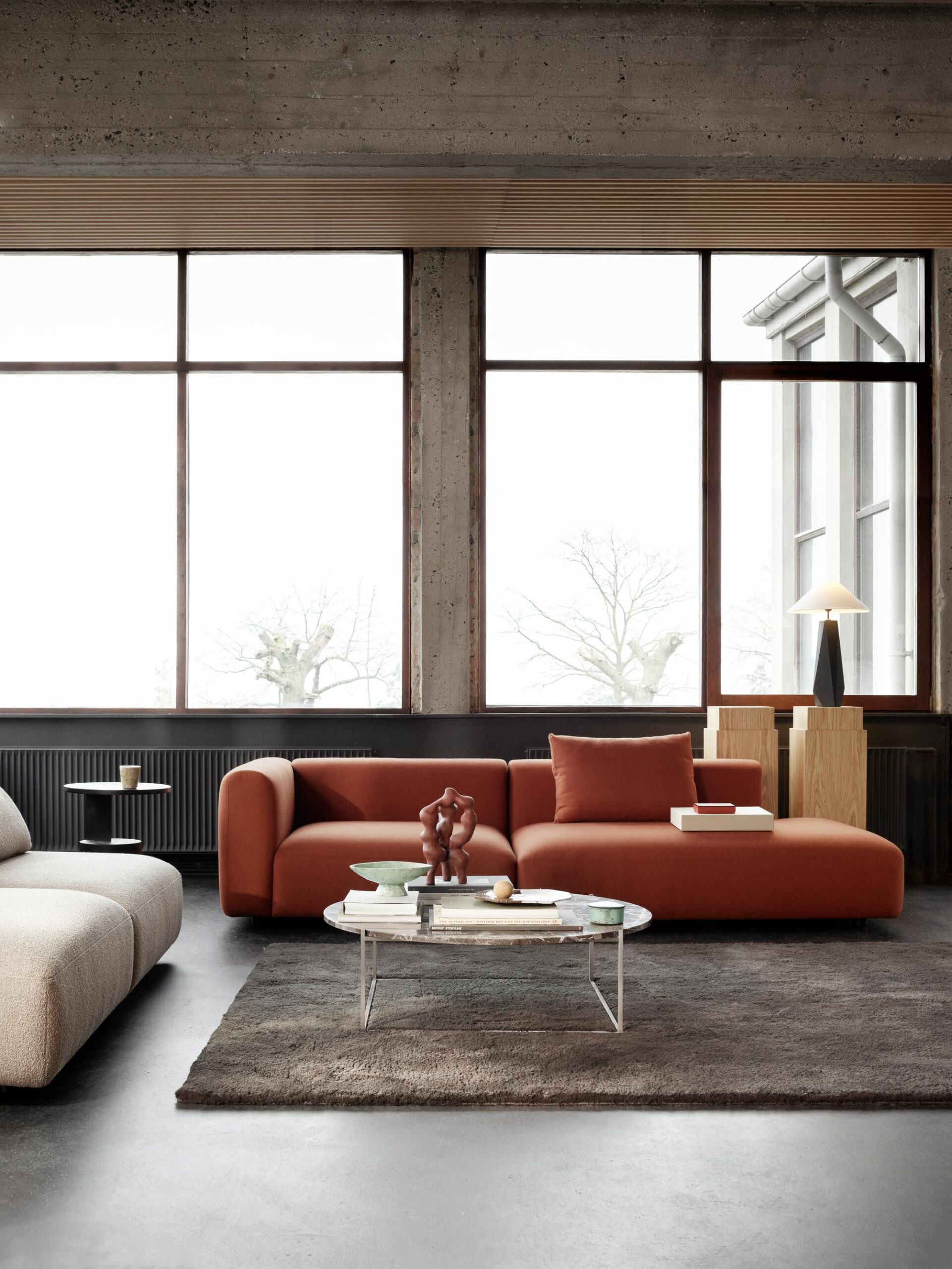 Wendelbo_Boketto mod. 3 + 10_Umber col. 63129_Boketto mod. 8 + 8_Cuddle col. 4_Circle Coffee Table_Elba col. Taupe_Wedge Side Table High_black_300 dpi