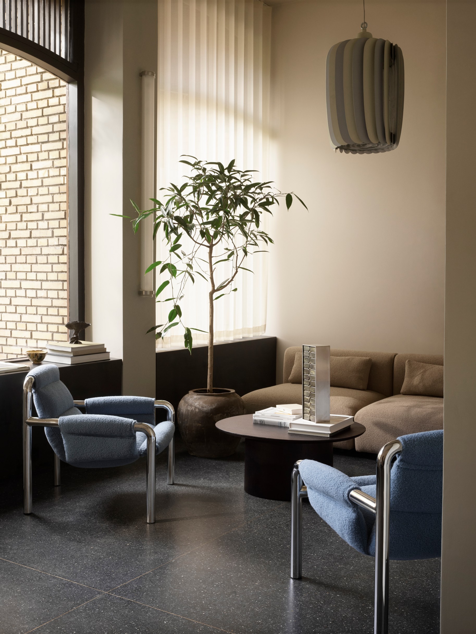 Wendelbo_Lifestyle_Atli lounge chair_Baru col. 0740, Kin coffee table_Black stained oak, Boketto sofa_Cuddle col. 04_300 dpi