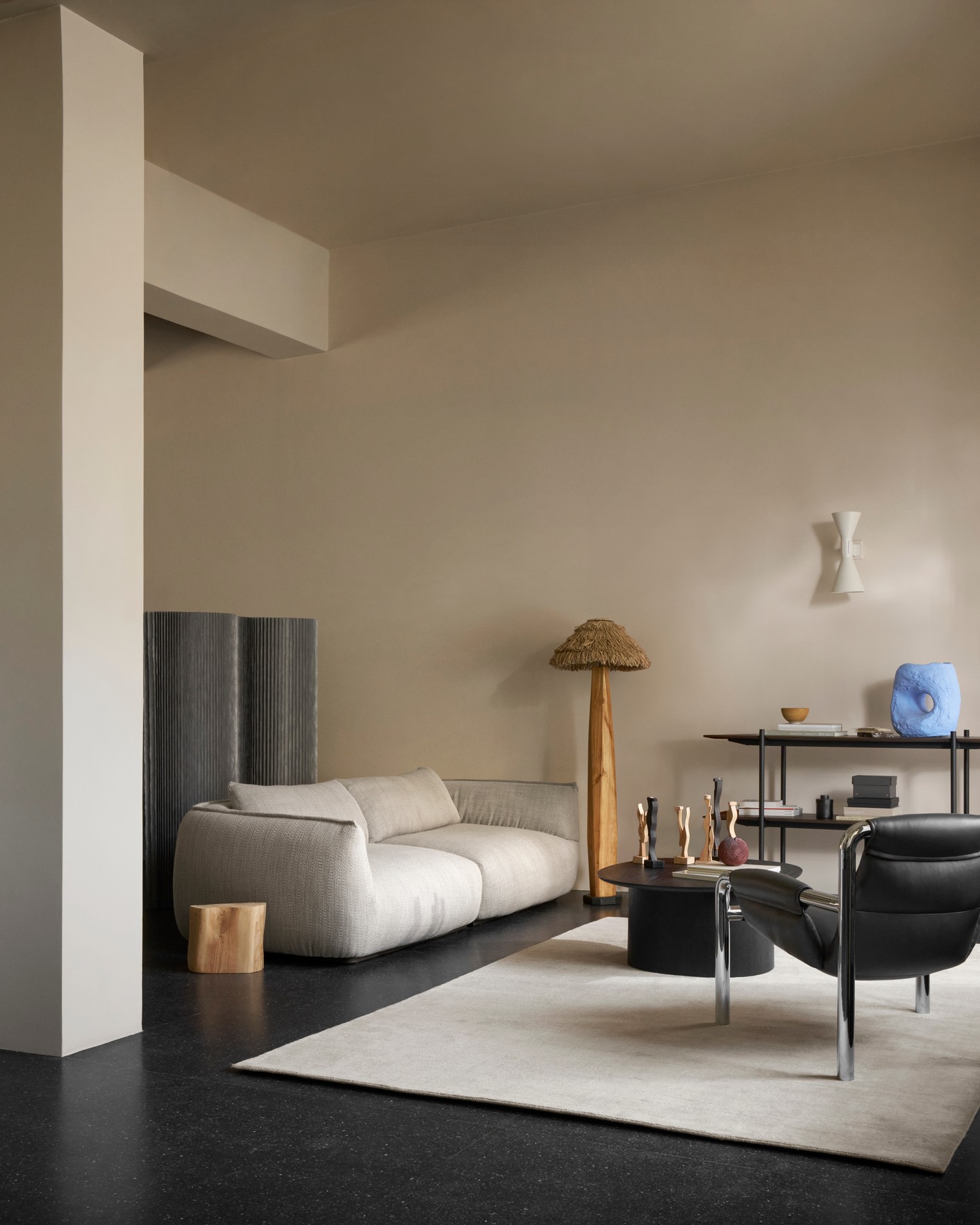 Wendelbo_Lifestyle_Ridge 2-seater_Turn col. 02, Atli lounge chair_Parma col. Graphite, Kin coffee table_Black stained oak, Formal shelving, Raya rug_300 dpi