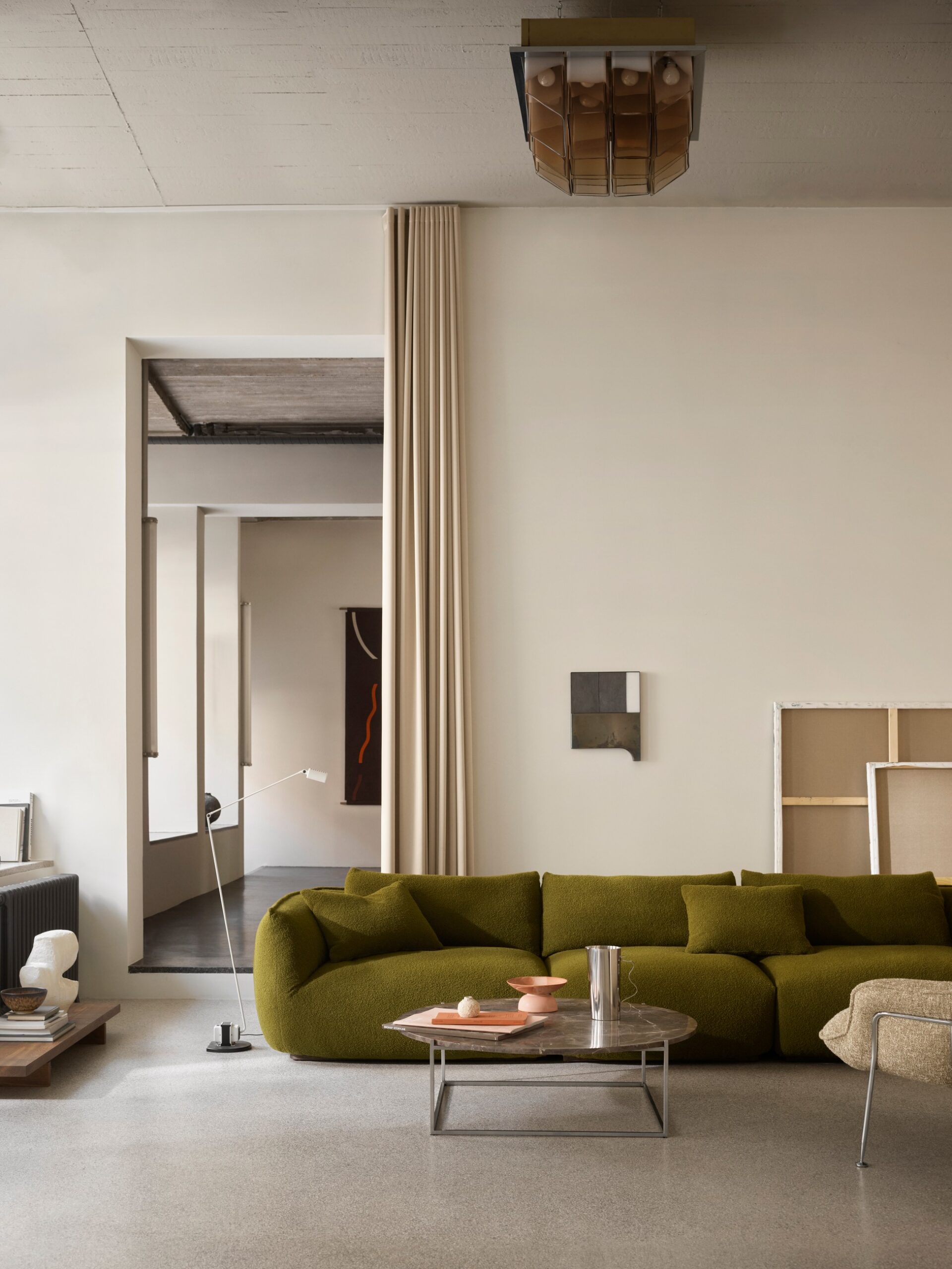 Wendelbo_Lifestyle_Ridge 3-seater_Baru col. 0950, Circle coffee table_Pietra Grey marble, Duvet lounge chair_Zero col. 0002_300 dpi