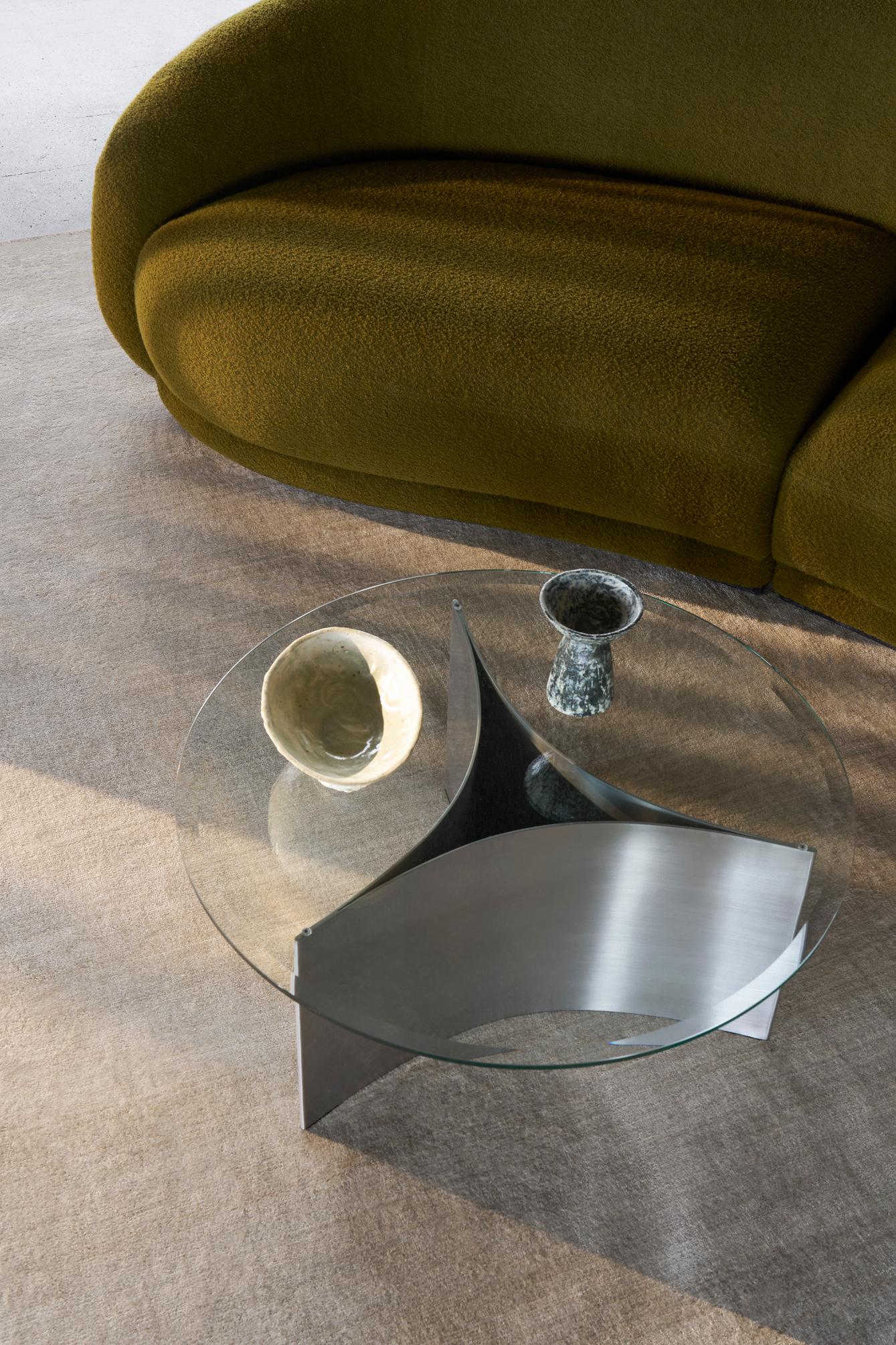 Wendelbo_Montholon 3 Seater Curved_Baru col. 950_Arc Table, medium_brushed steel_Raya_col. Sand_72 dpi_V2_300 dpi
