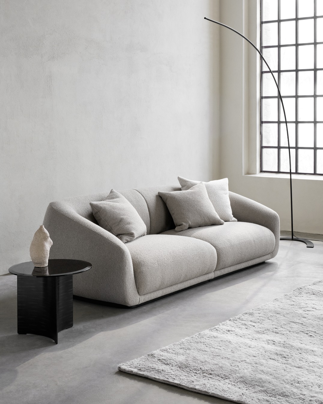 Wendelbo_Montholon_2.5 seater_Cuddle col. 04_Arc table_Elba oat_300 dpi