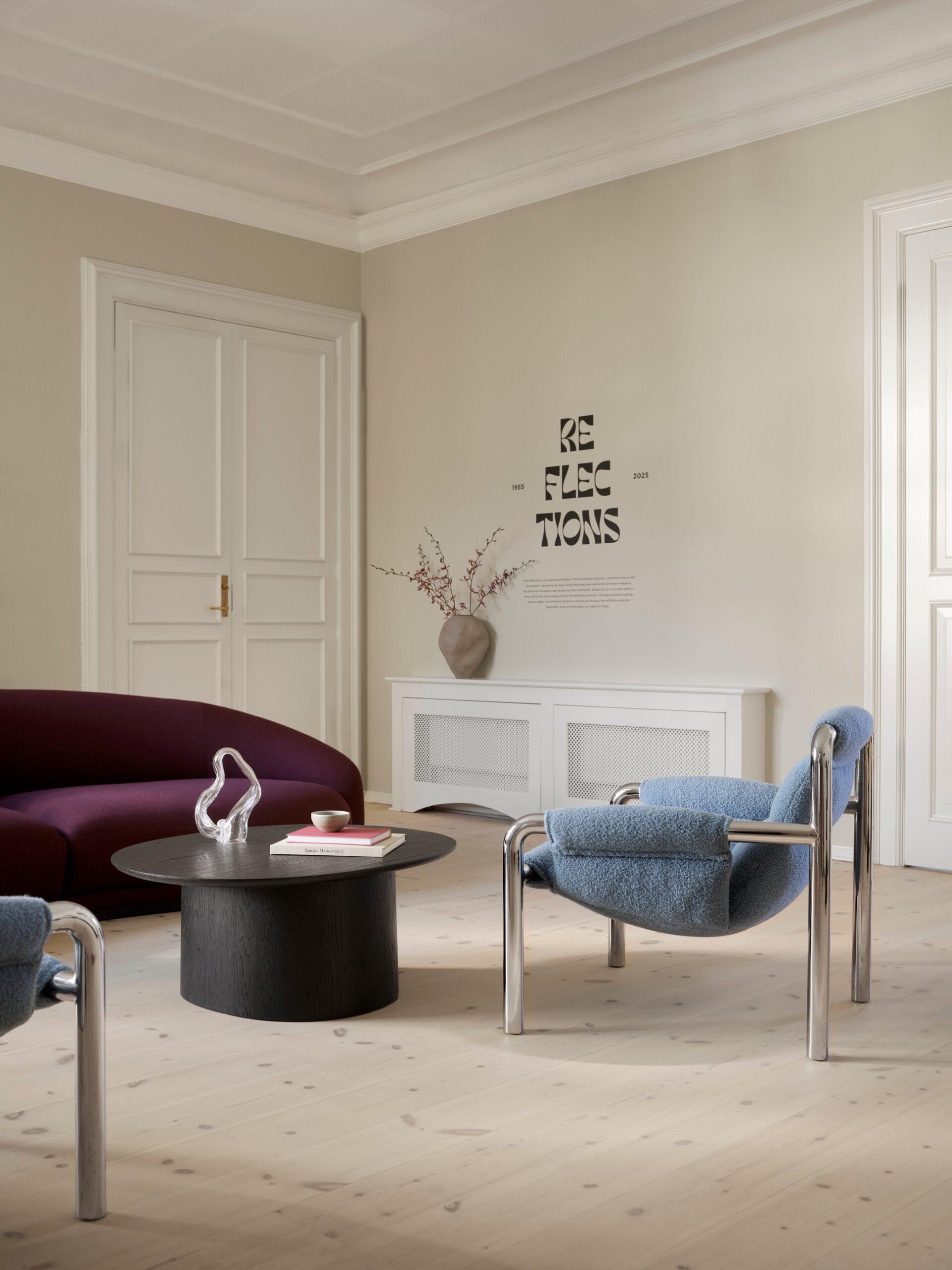 Wendelbo_Showroom Bredgade_Atli lounge chair_Baru col. 740_Kin coffee table_Black stained oak_Montholon curved 3-seater_Vidar col. 0693_300 dpi