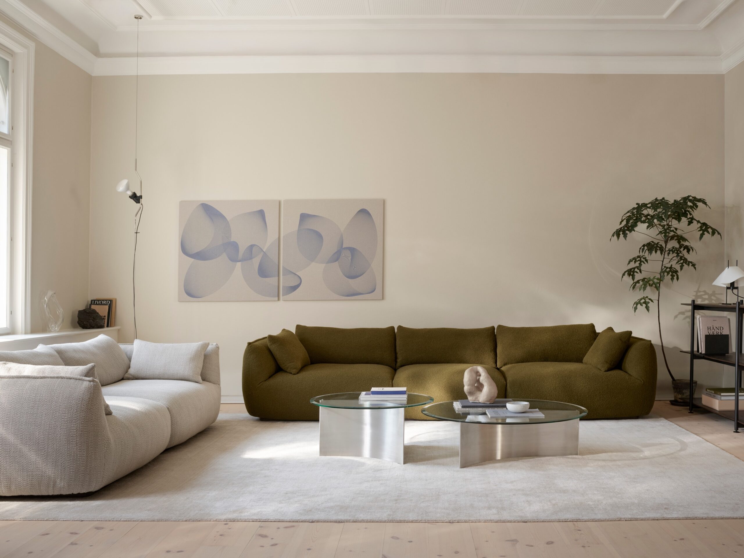 Wendelbo_Showroom Bredgade_Ridge sofa_Turn col. 02_Baru col. 950_Arc coffee tables_Raya rug_300 dpi
