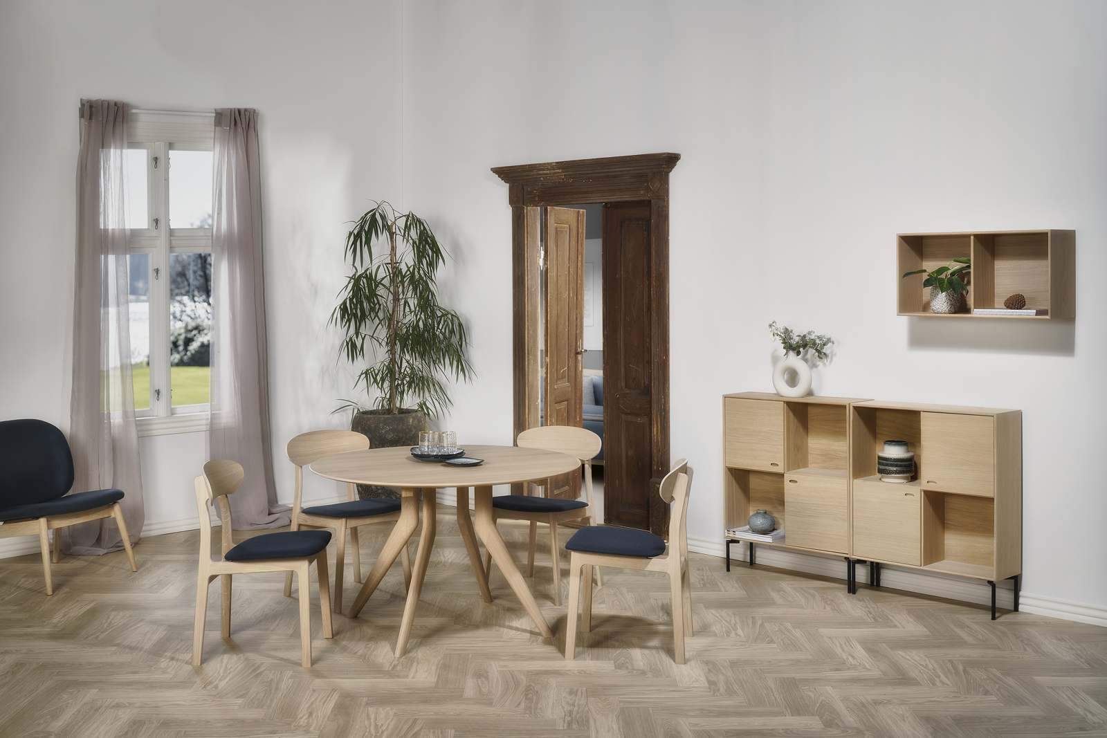 Corna_Round_Tribe_Oculus_Light_Oak_02758_half-size