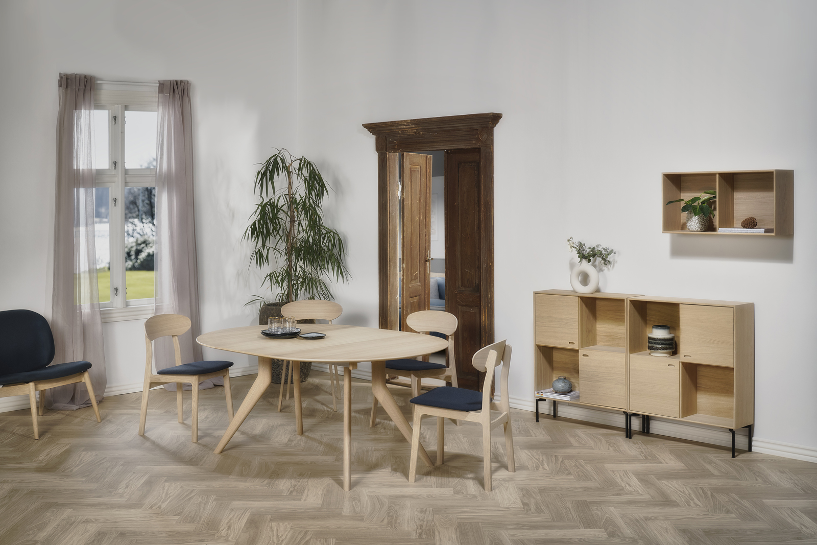 Corna_Round_Tribe_Oculus_Light_Oak_Ext_02761_half-size