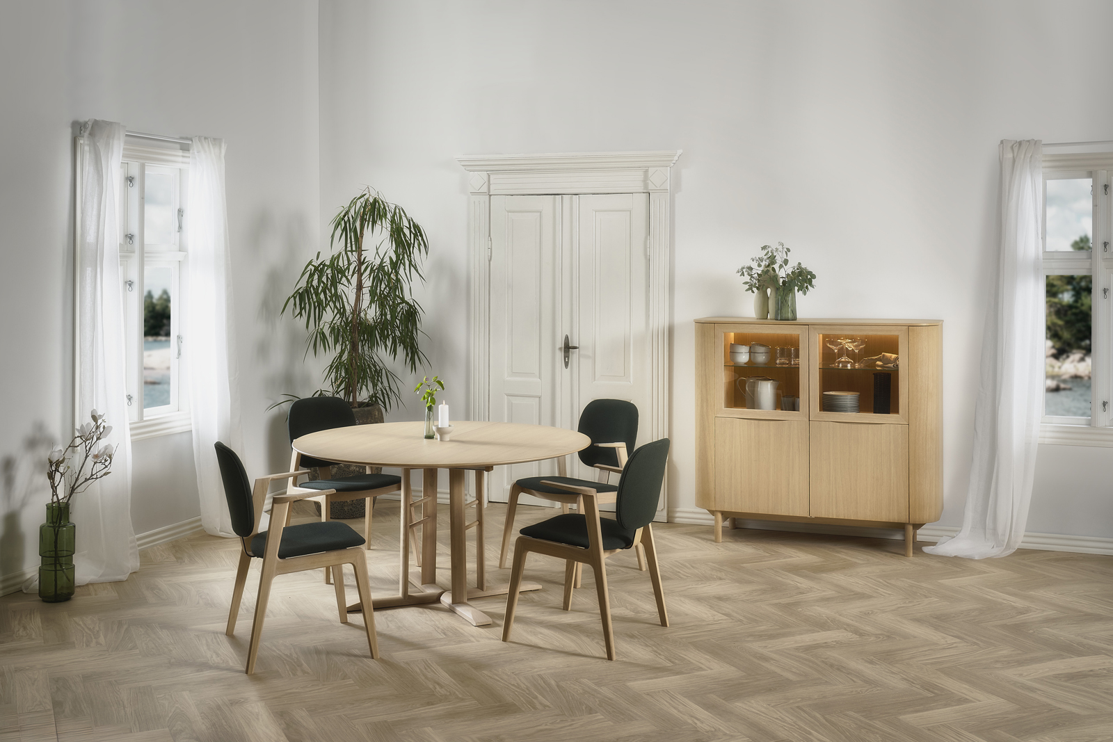 Malli_Round_Chief_Malli_HB_Light_Oak-02771_half-size
