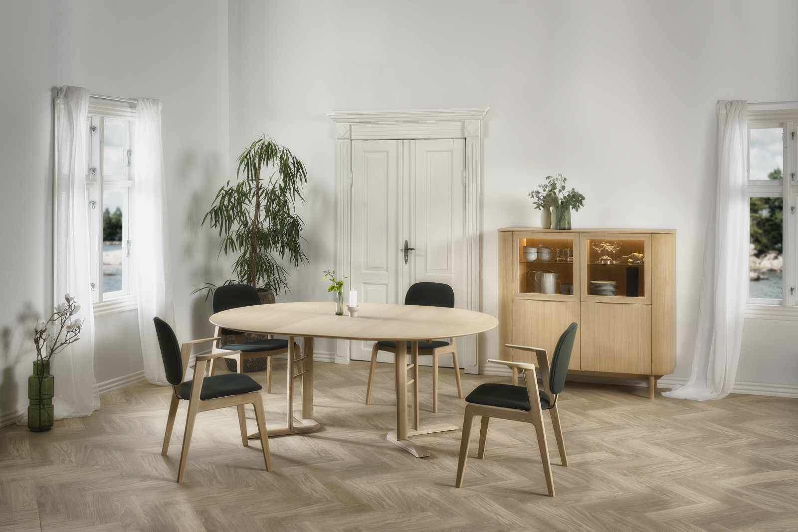 Malli_Round_Chief_Malli_HB_Light_Oak-Ext_02778_half-size